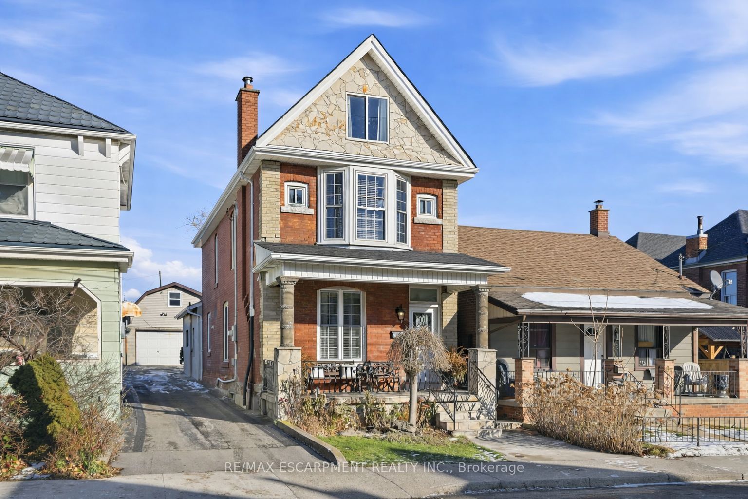 81 Simcoe St E Property Photo 1