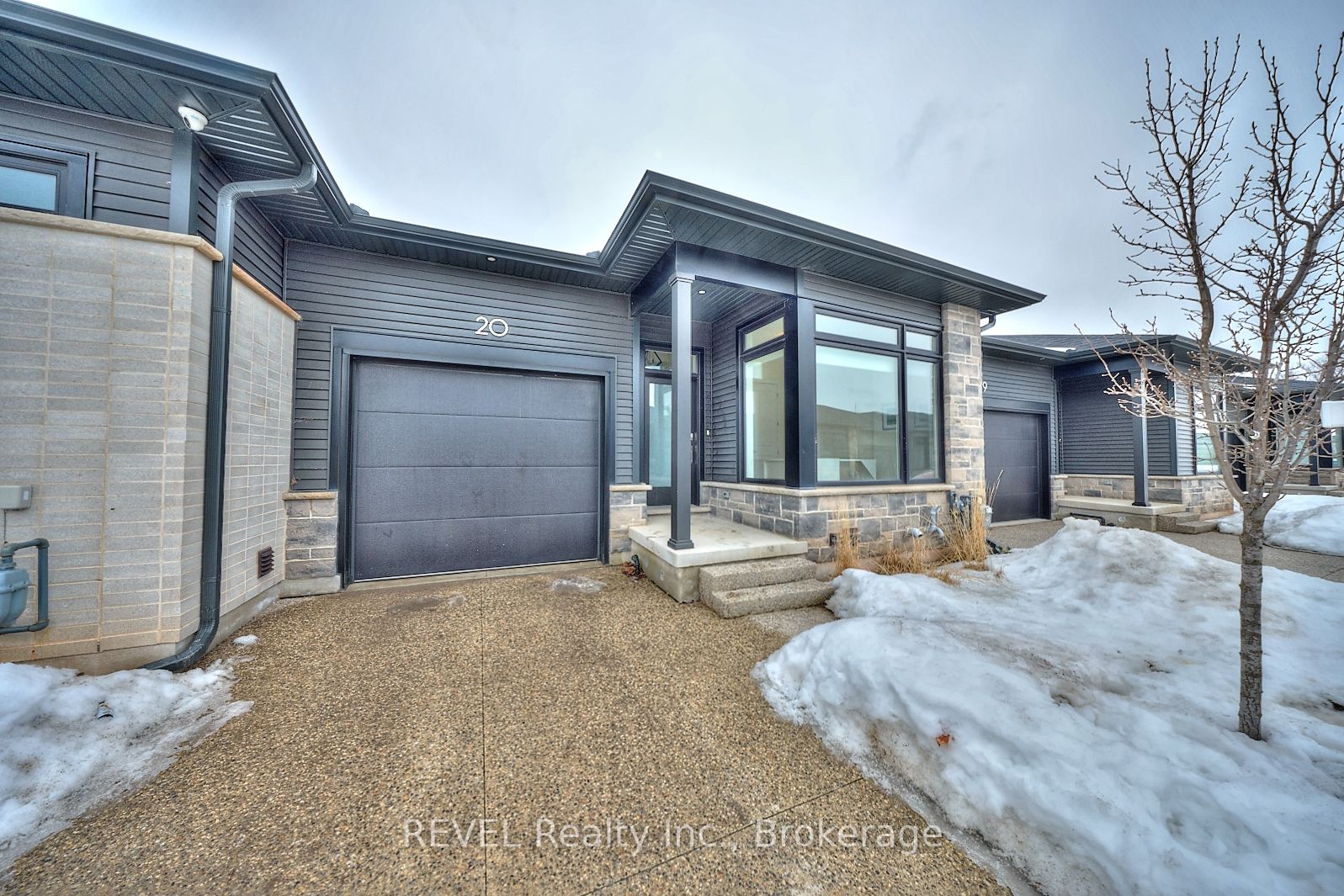 8974 Willoughby Dr Property Photo 1