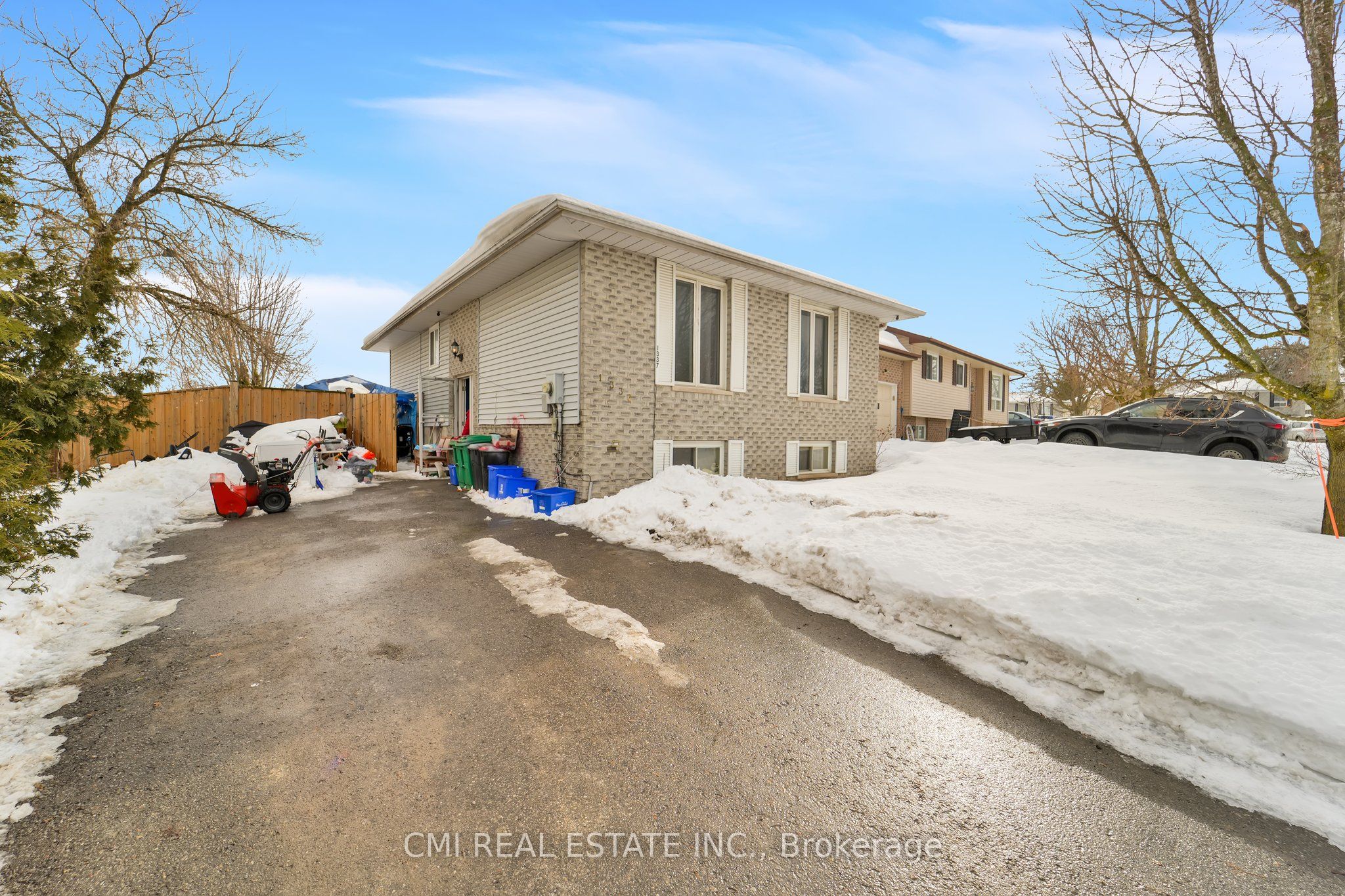 1337 Tudor Cres Property Photo 1