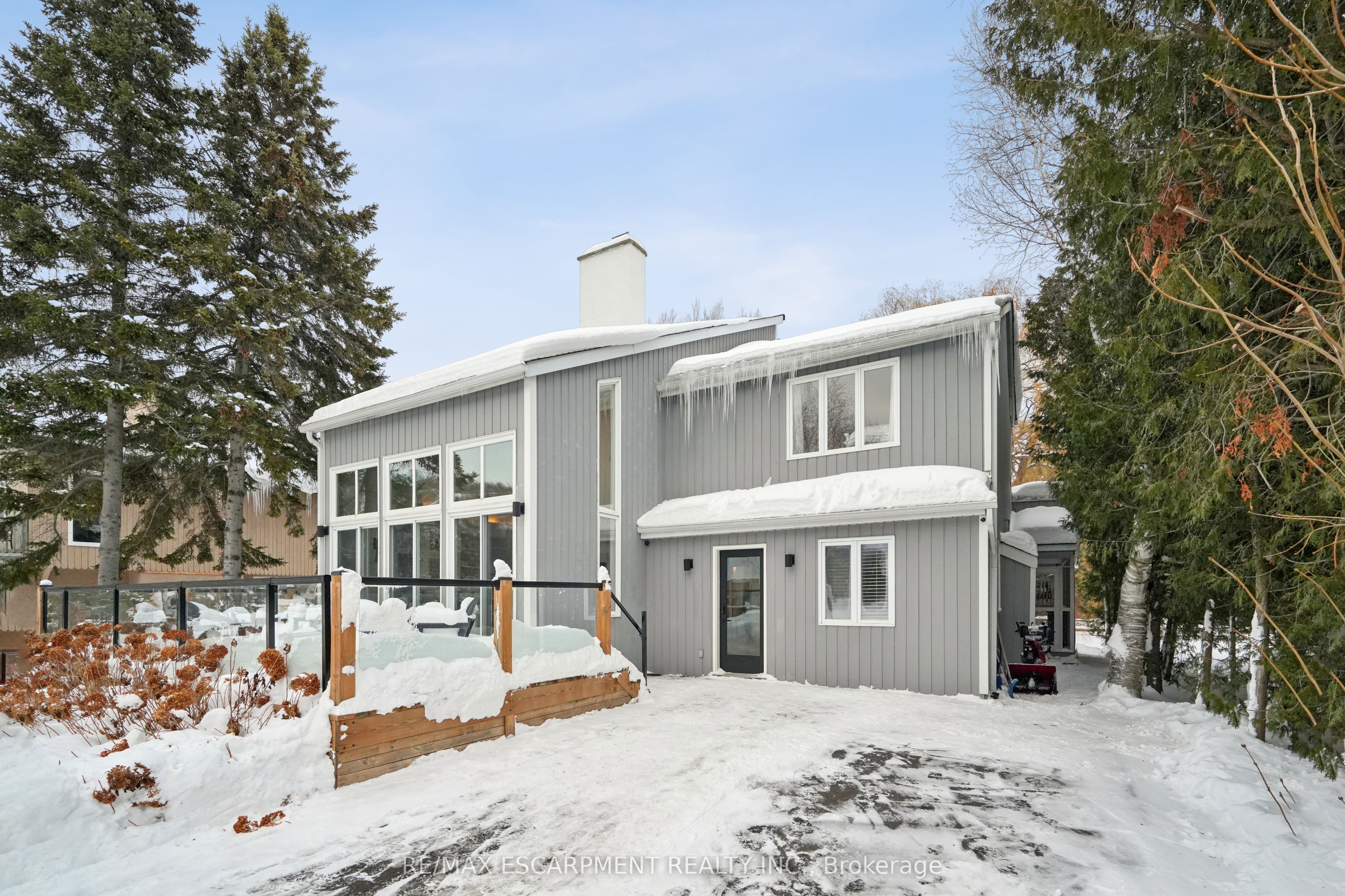 144 Carmichael Cres Property Photo 1
