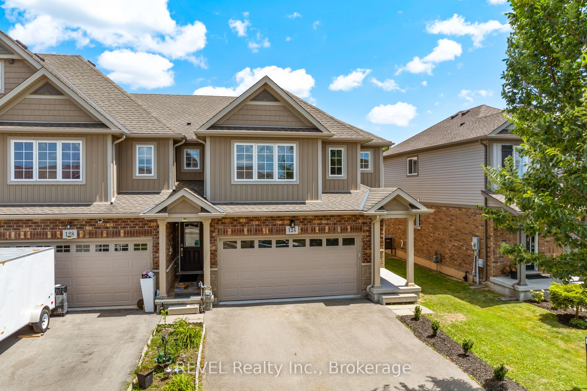 124 Roselawn Cres Property Photo 1
