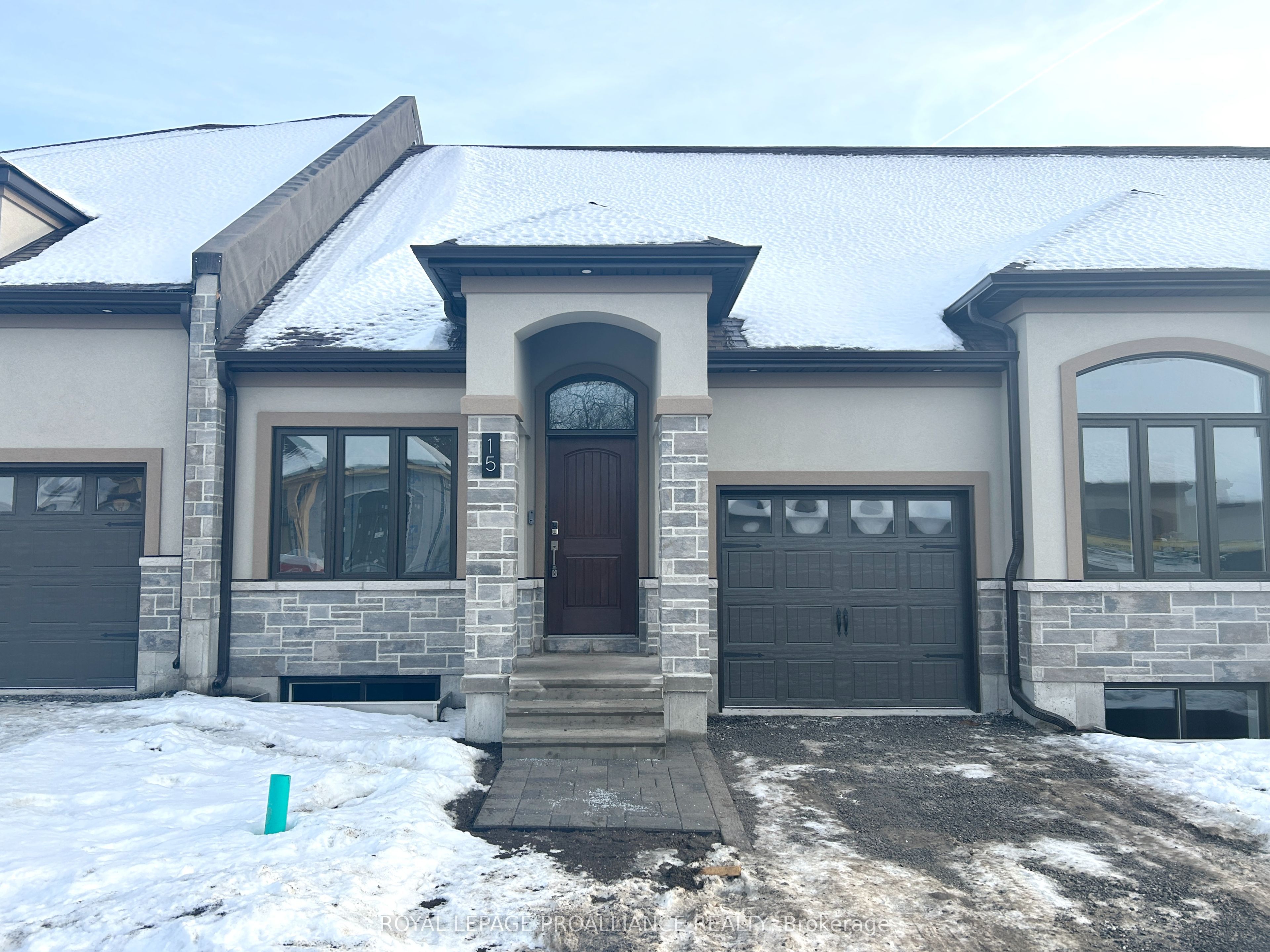 102 Cloverleaf Dr Property Photo 1