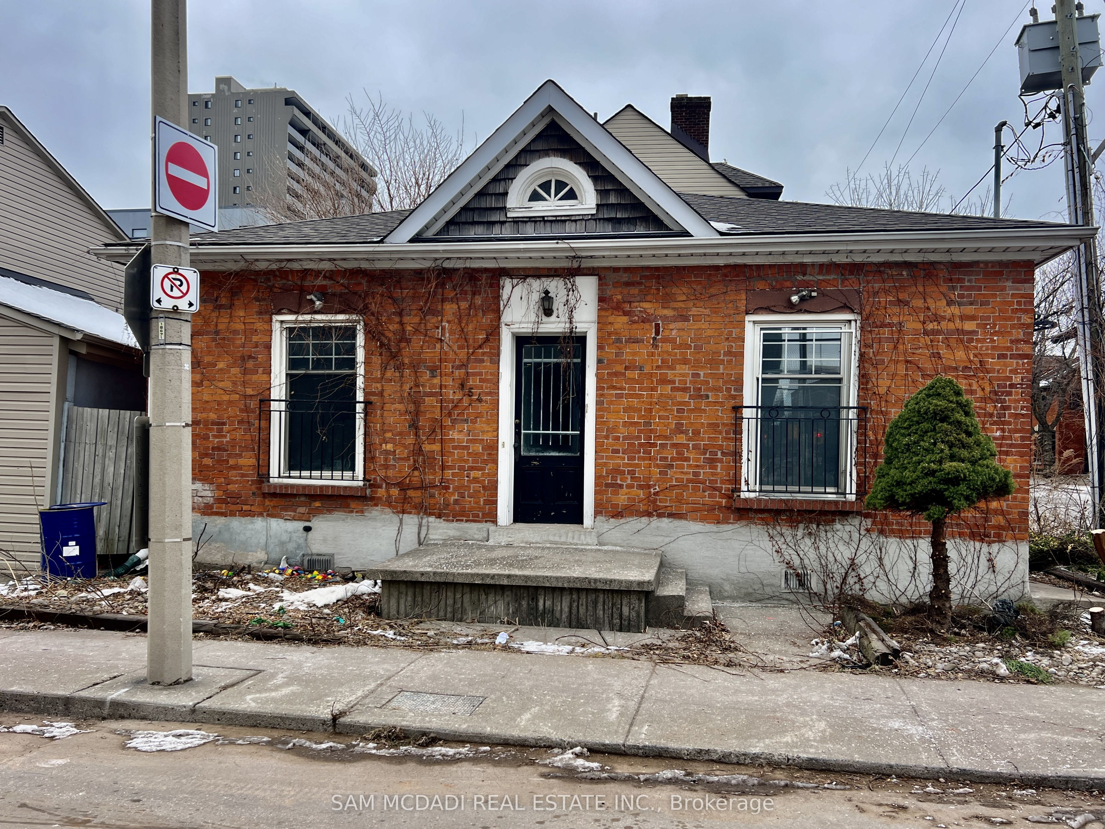 154 Jackson Street E Property Photo 1