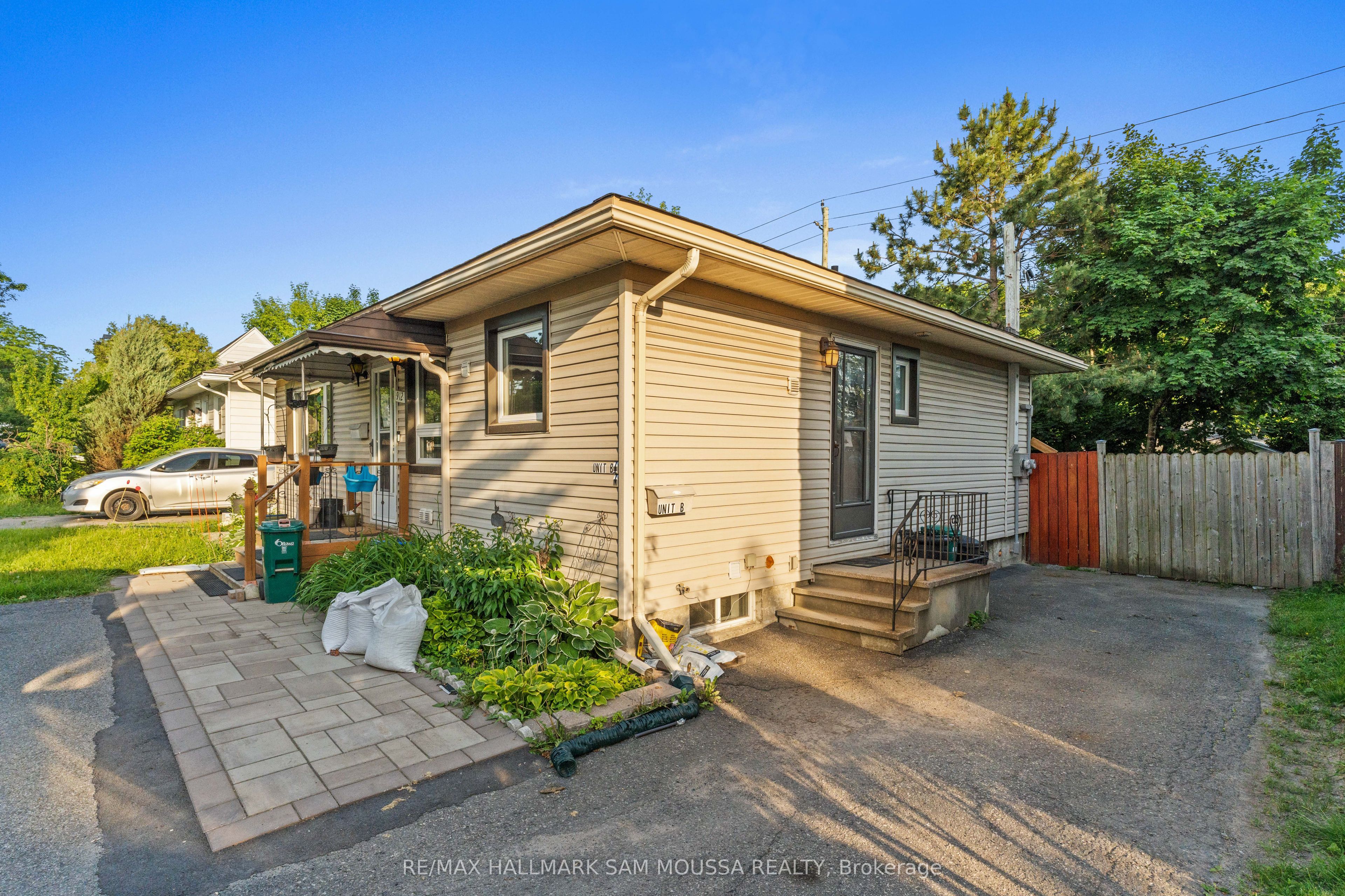 912 Smyth Rd Property Photo 1