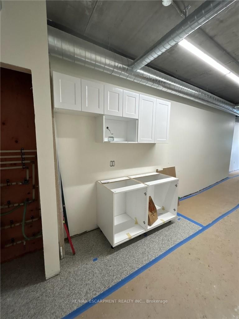120 Parkdale Avenue N Office #1 Property Photo 4