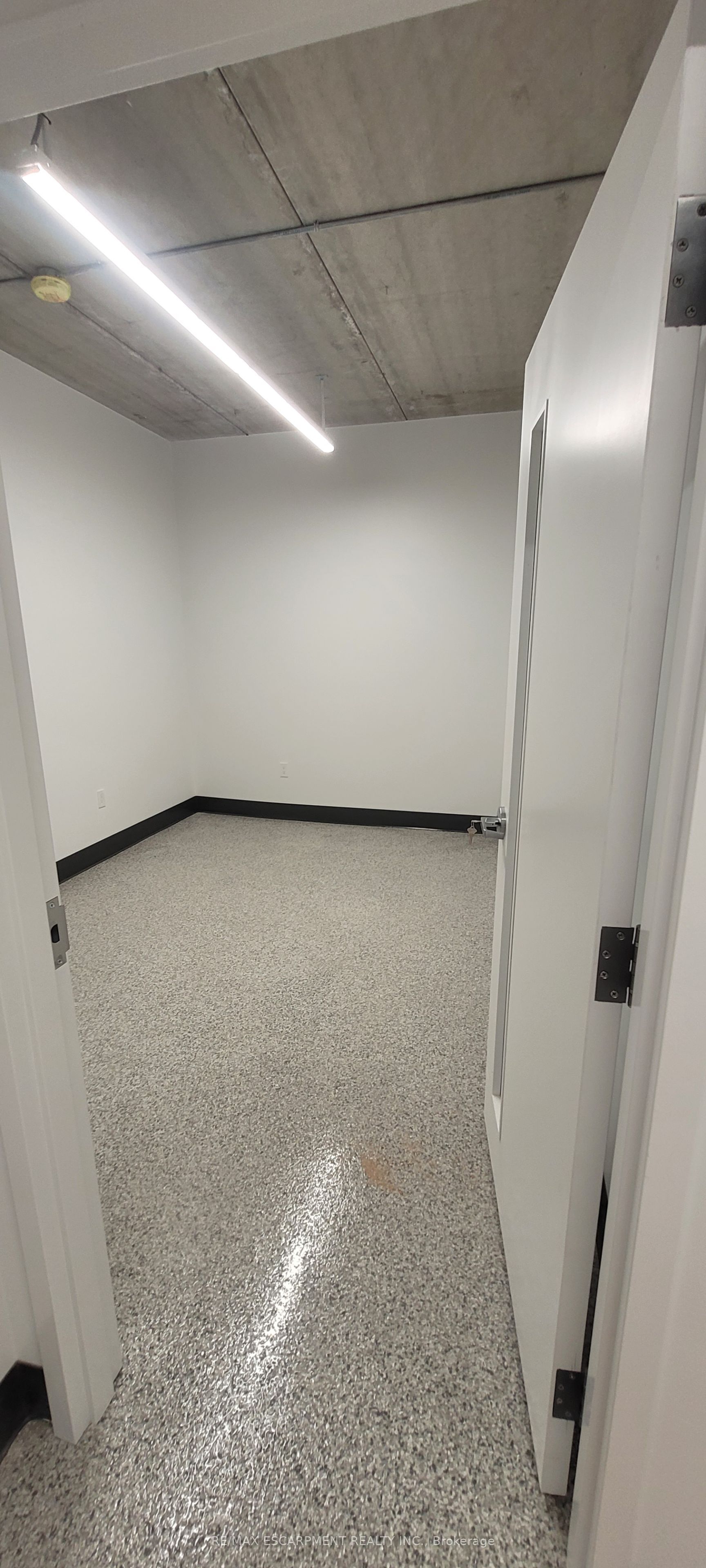 120 Parkdale Avenue N Office #1 Property Photo 16
