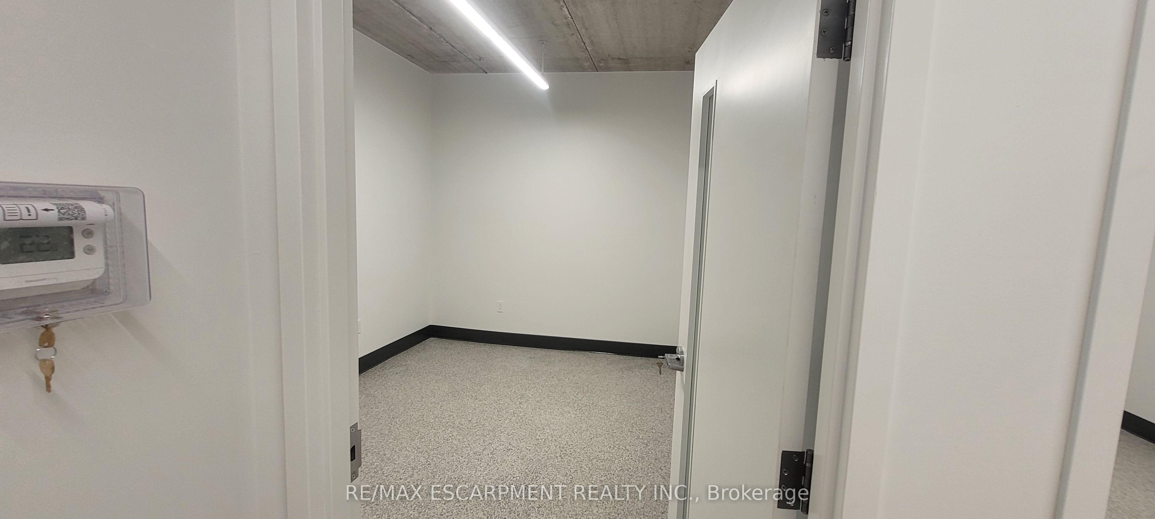 120 Parkdale Avenue N Office #1 Property Photo 17