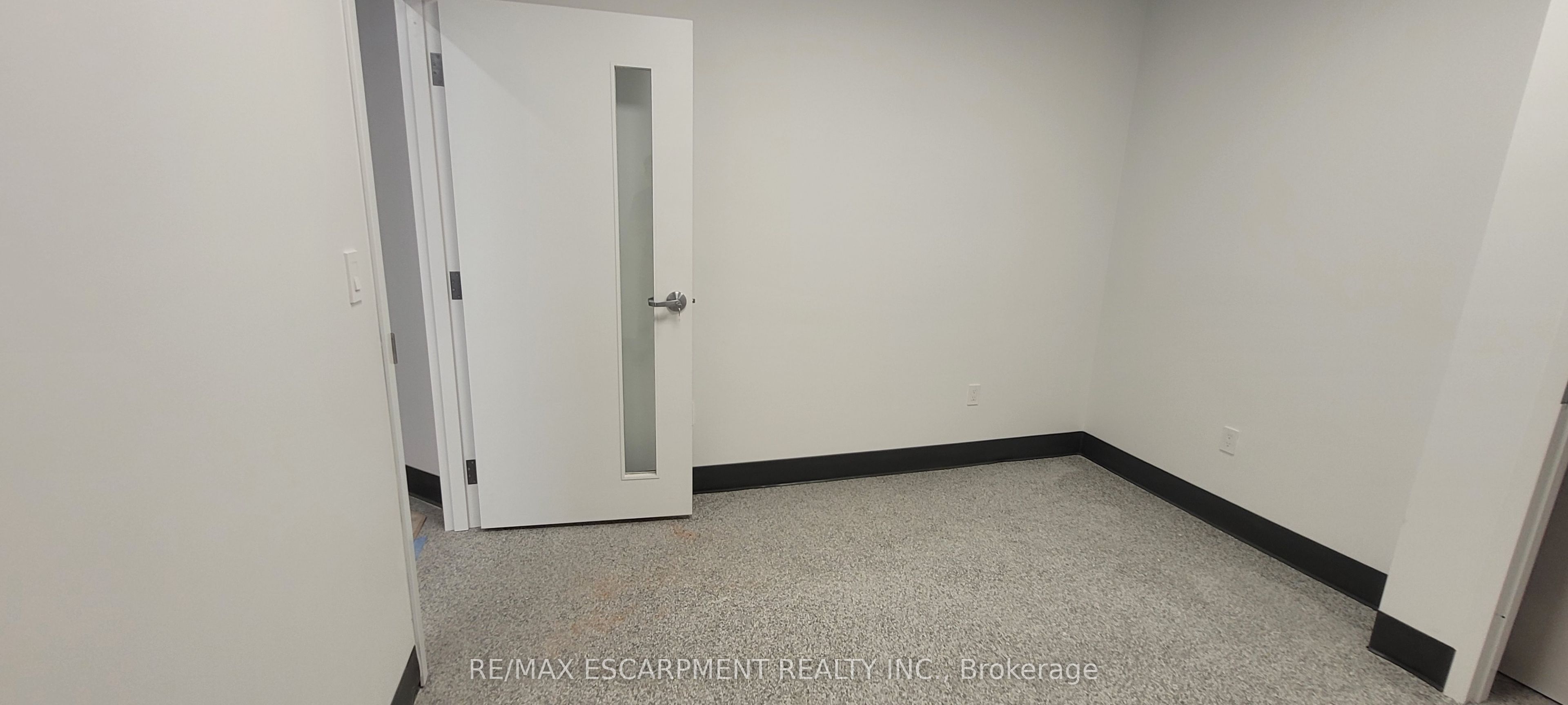 120 Parkdale Avenue N Office #1 Property Photo 22