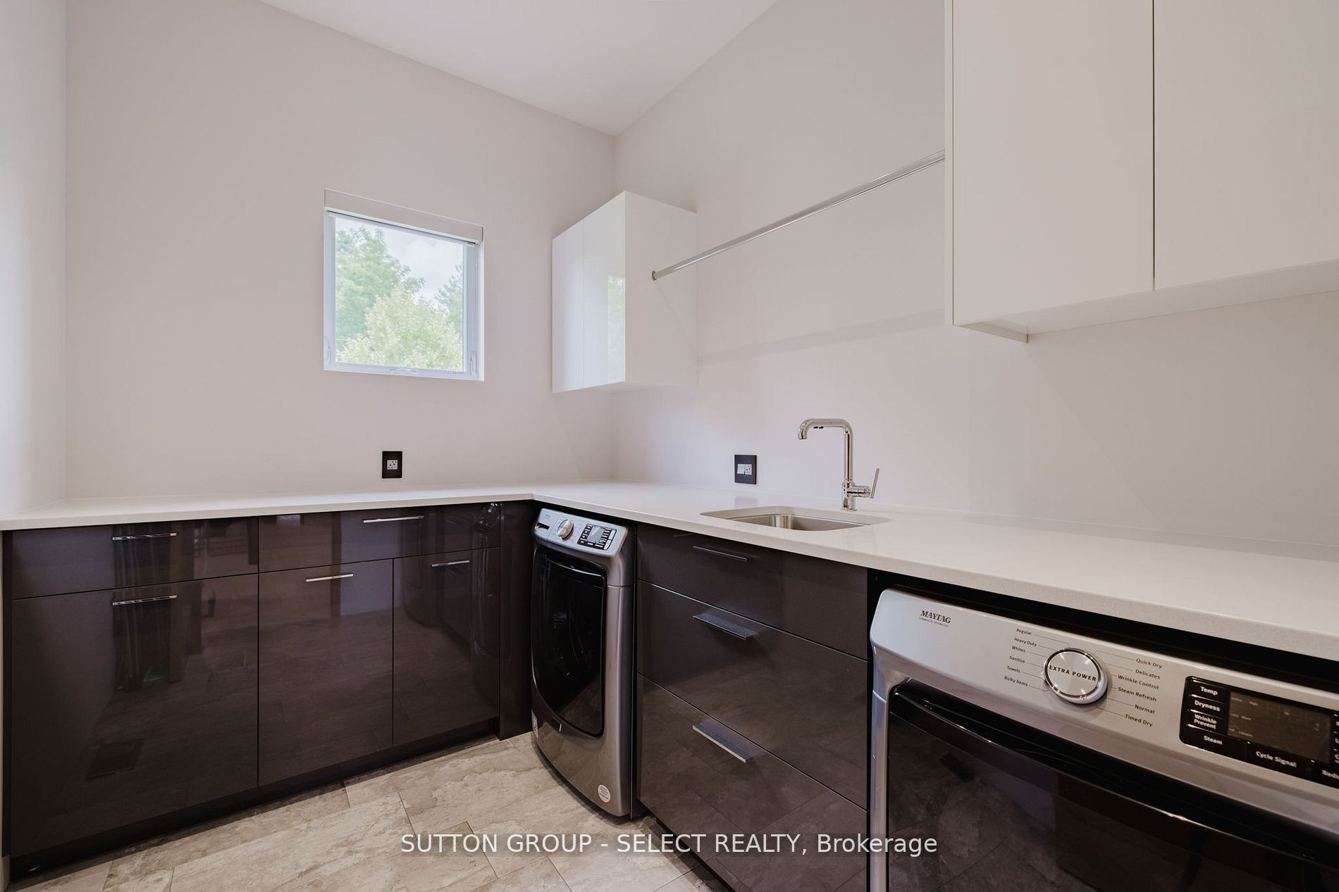 9385 Elviage Drive Property Photo 23