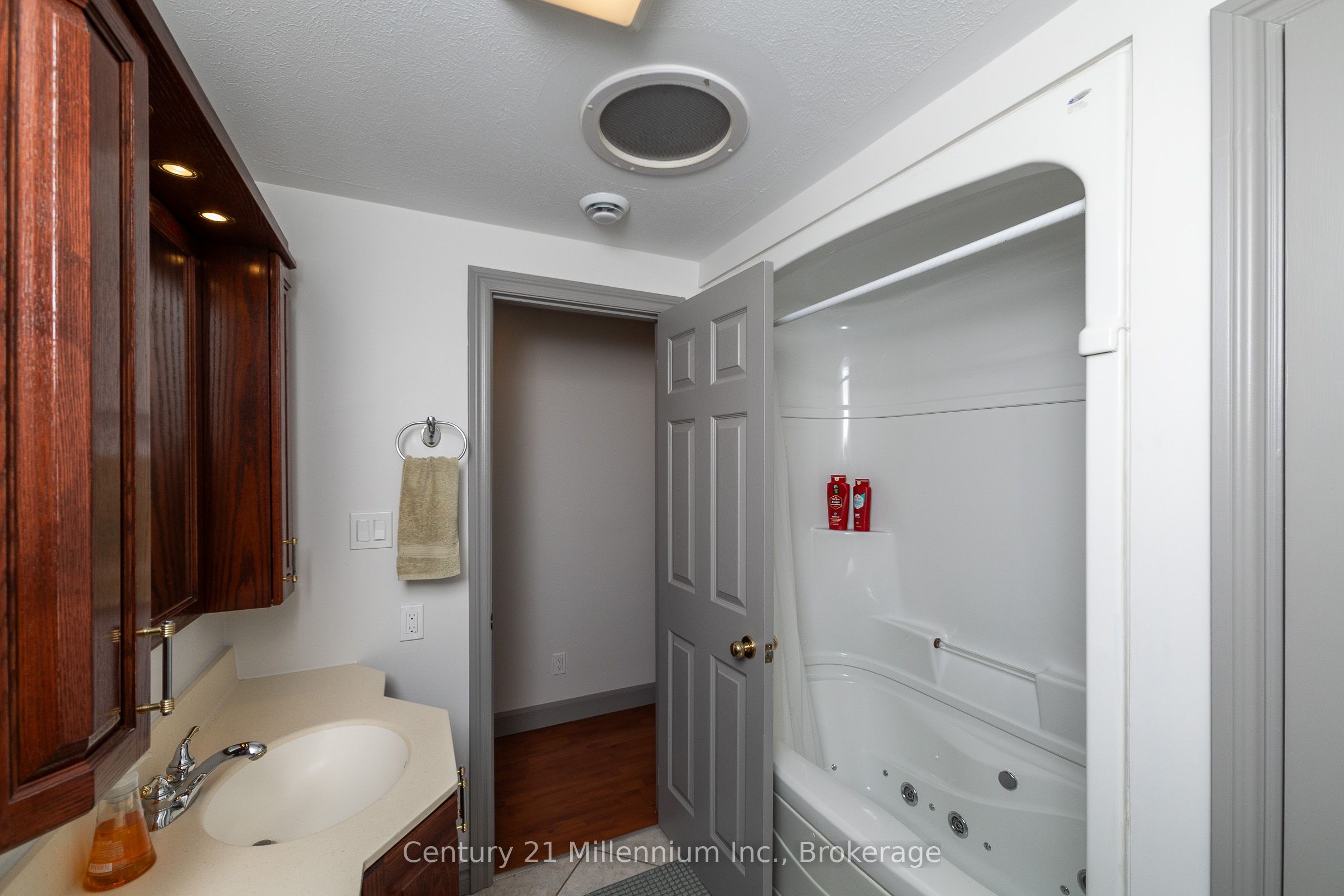 413 Queen Street S B Property Photo 19