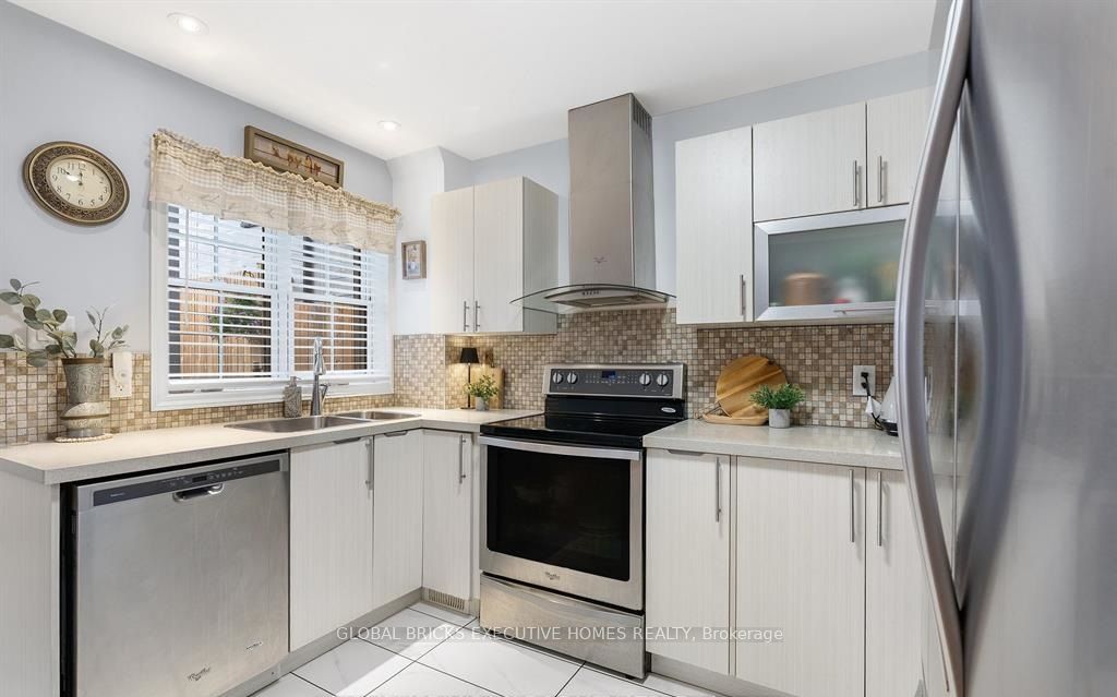 582 Upper James Street Property Photo 6