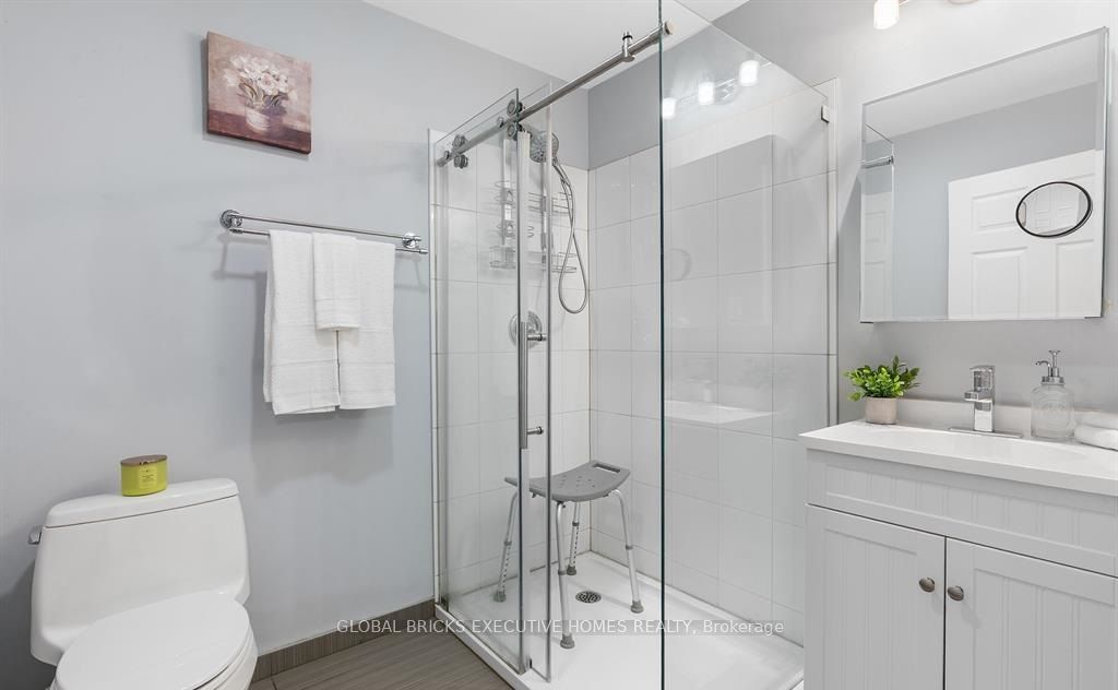 582 Upper James Street Property Photo 7