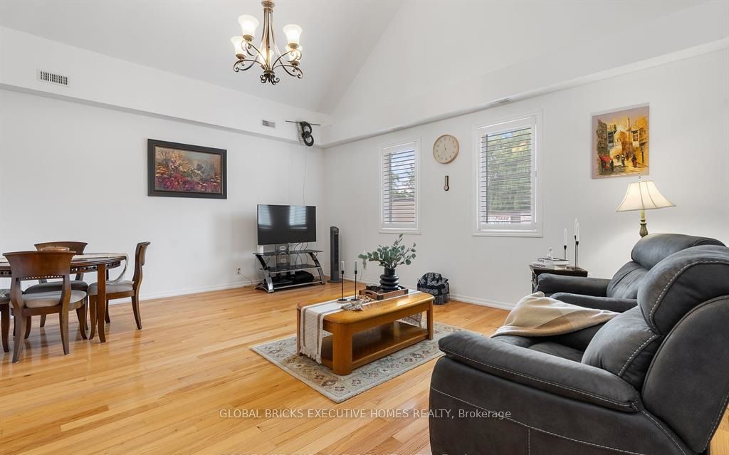 582 Upper James Street Property Photo 9