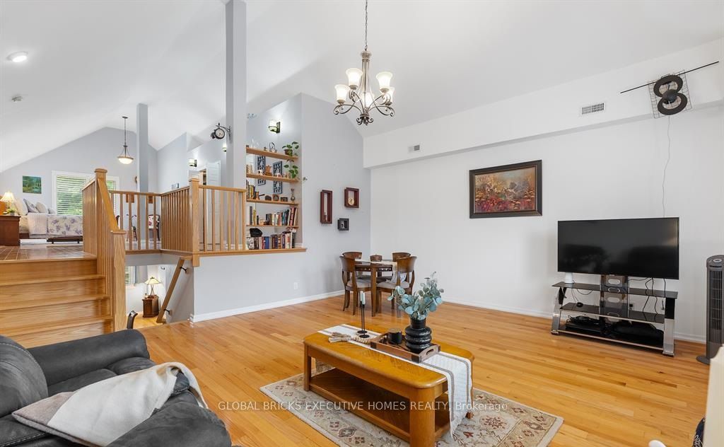 582 Upper James Street Property Photo 10