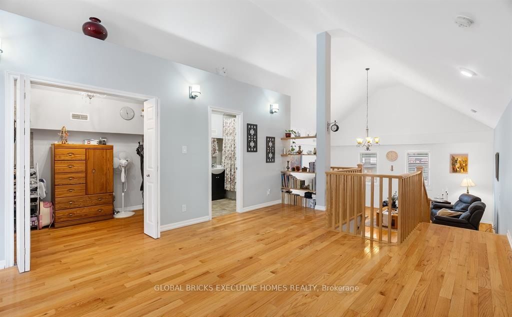 582 Upper James Street Property Photo 12