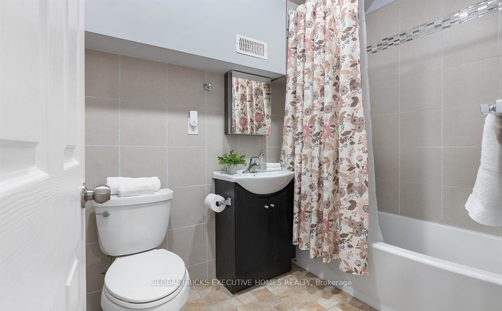 582 Upper James Street Property Photo 13