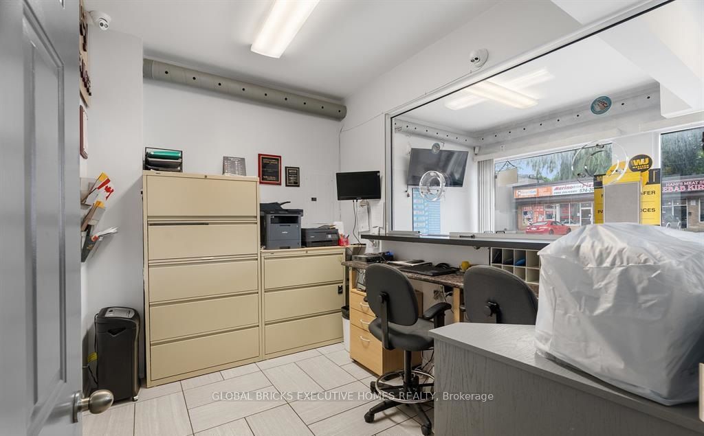 582 Upper James Street Property Photo 14