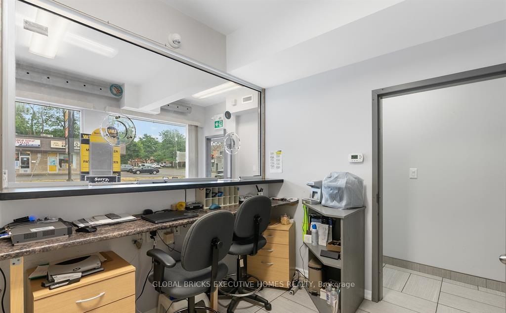 582 Upper James Street Property Photo 15