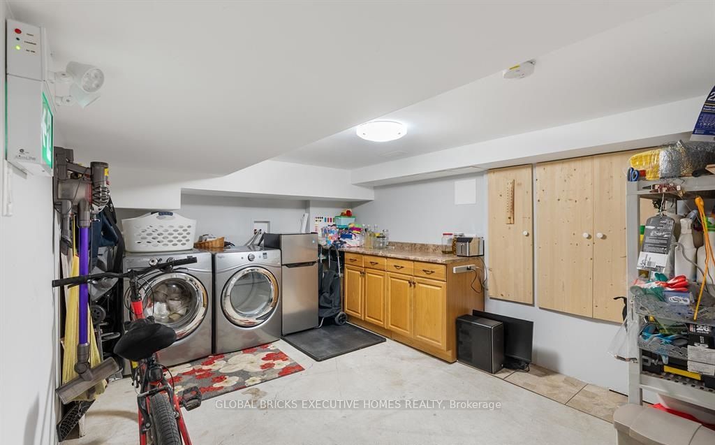 582 Upper James Street Property Photo 17