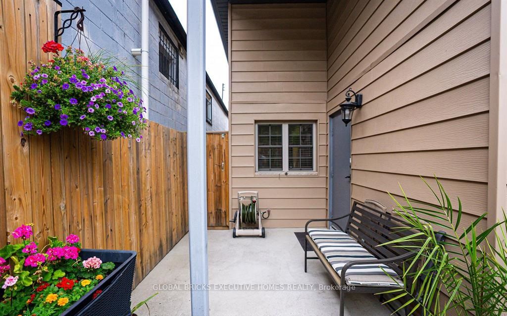 582 Upper James Street Property Photo 19
