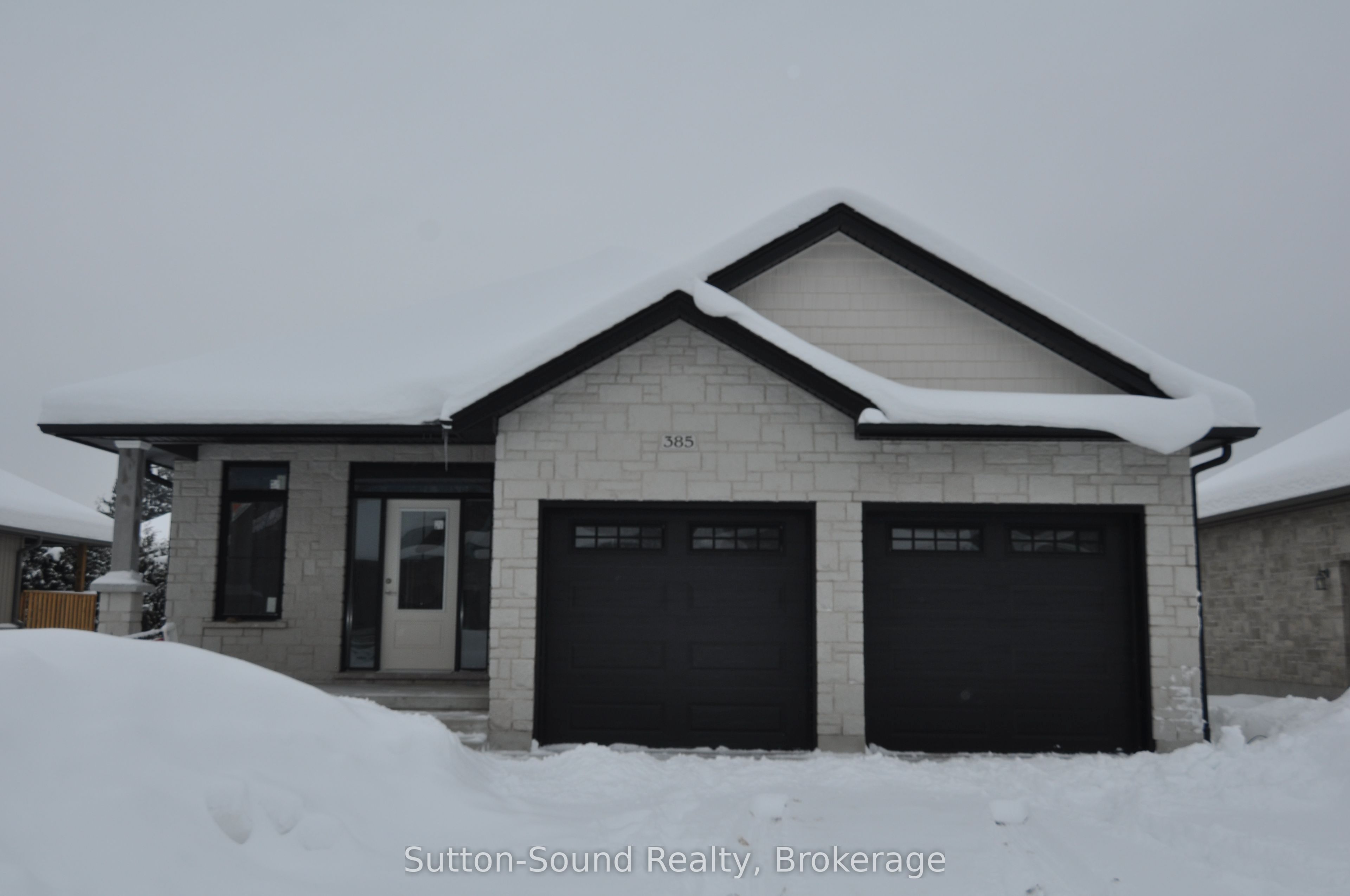 385 6TH Avenue W Property Photo 1