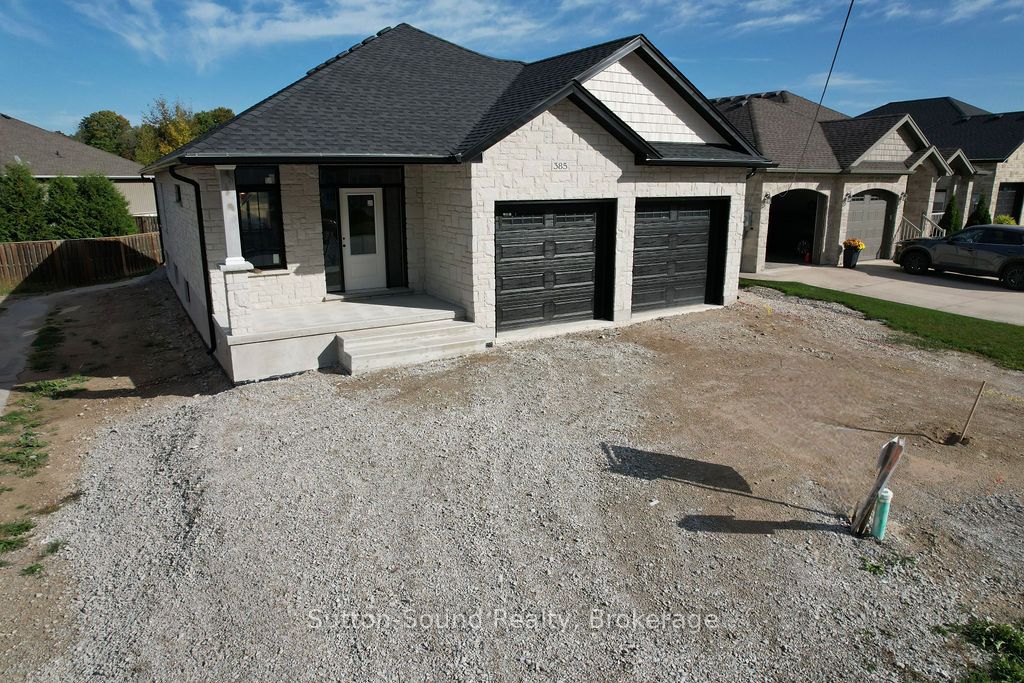 385 6th Avenue W Property Photo 1
