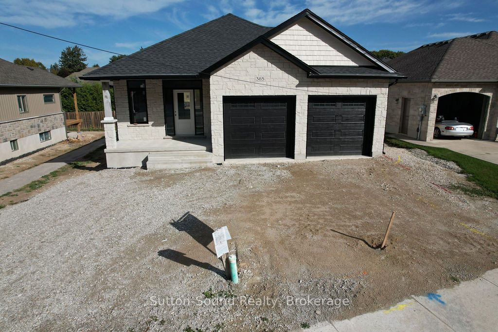 385 6th Avenue W Property Photo 2