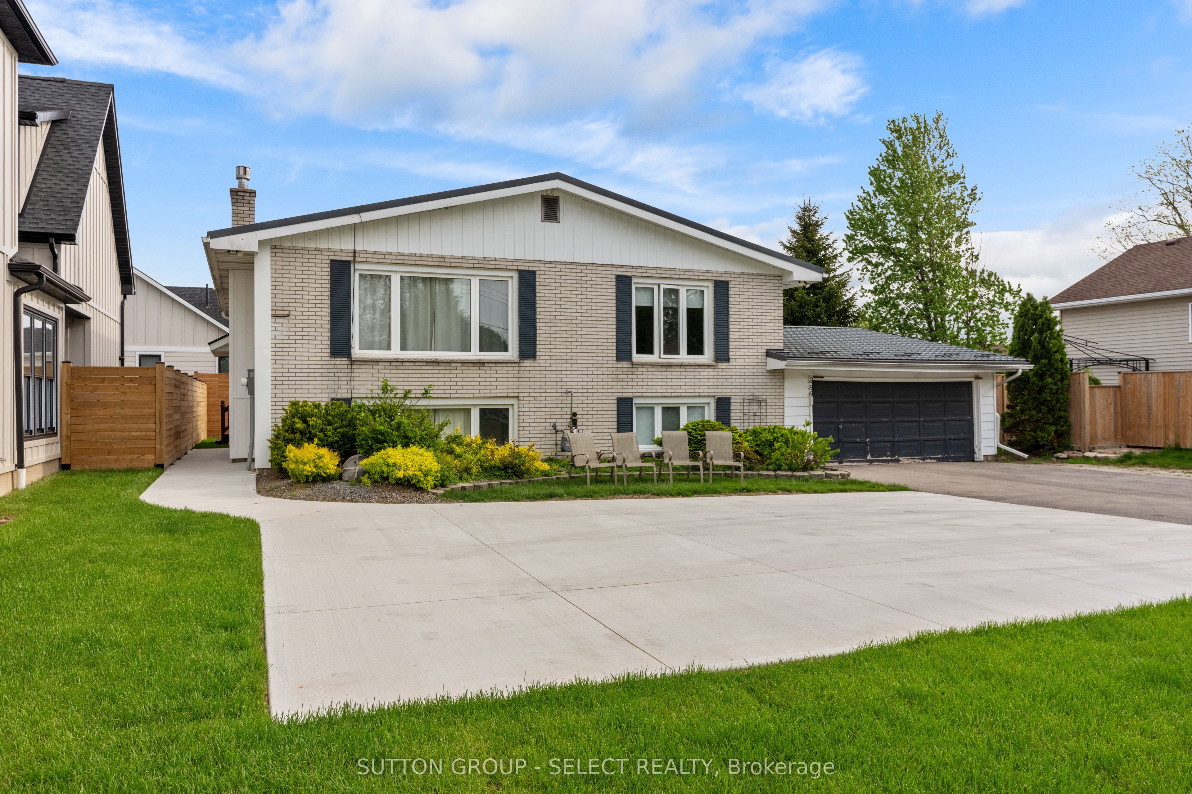 296 Huron Street W Property Photo 1
