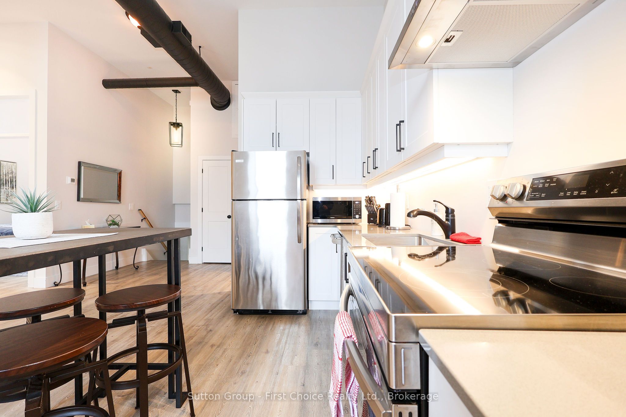 100 Queen Street E Property Photo 4