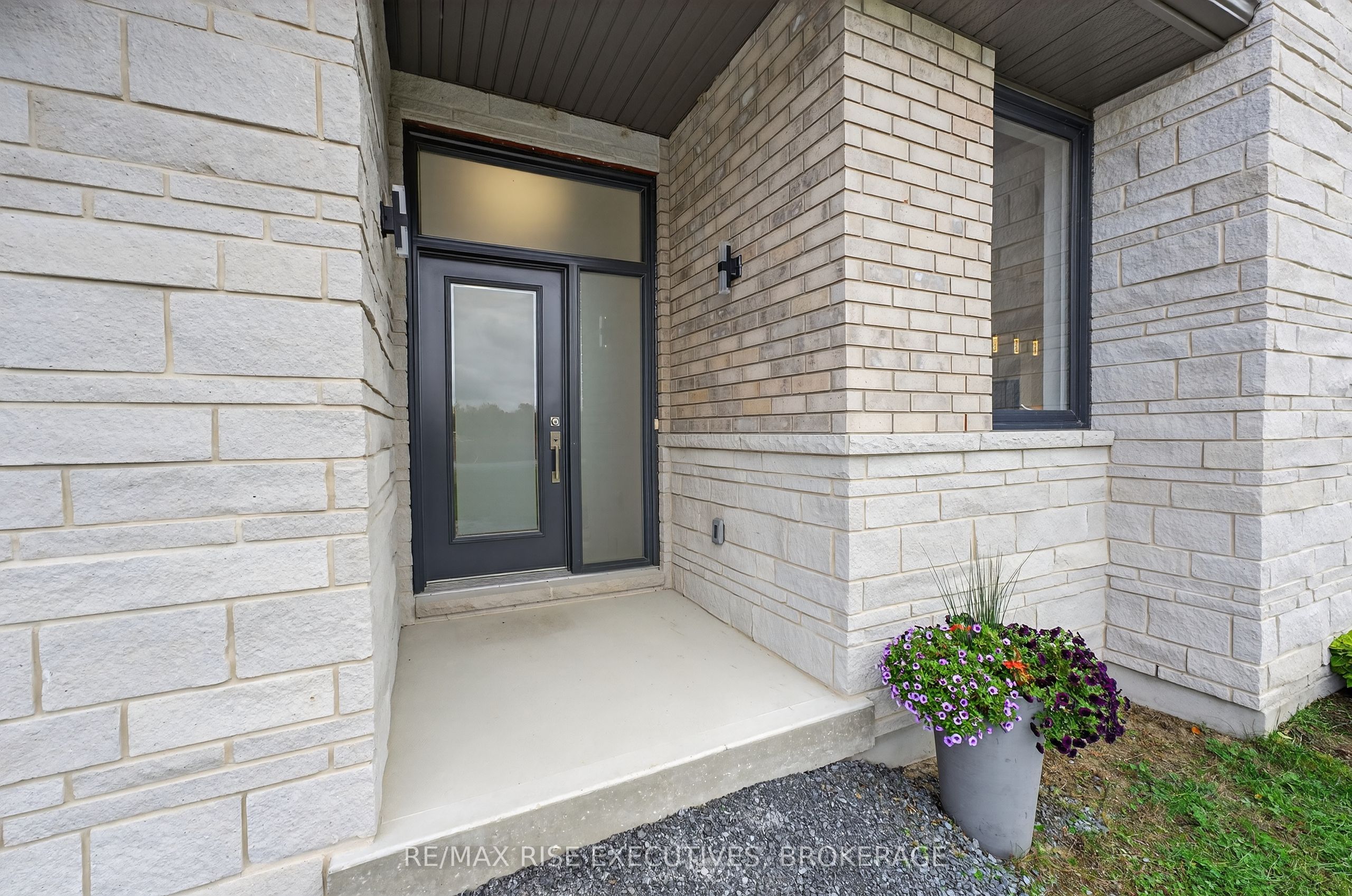 158 Summerside Drive Property Photo 3