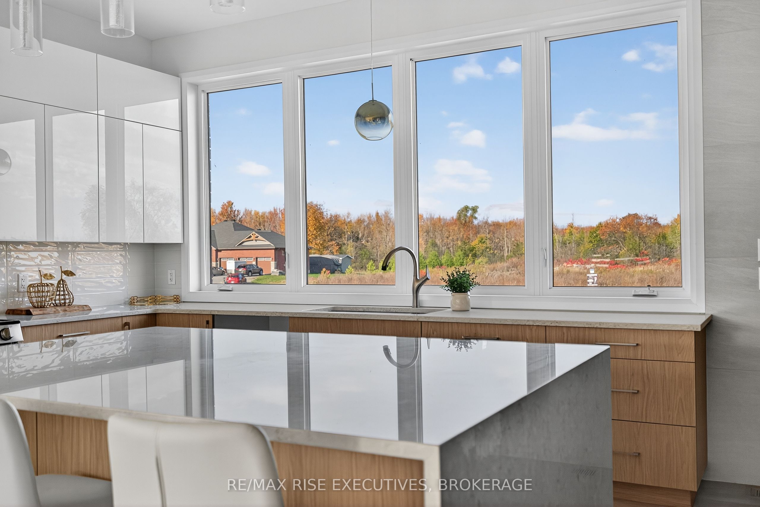 158 Summerside Drive Property Photo 8