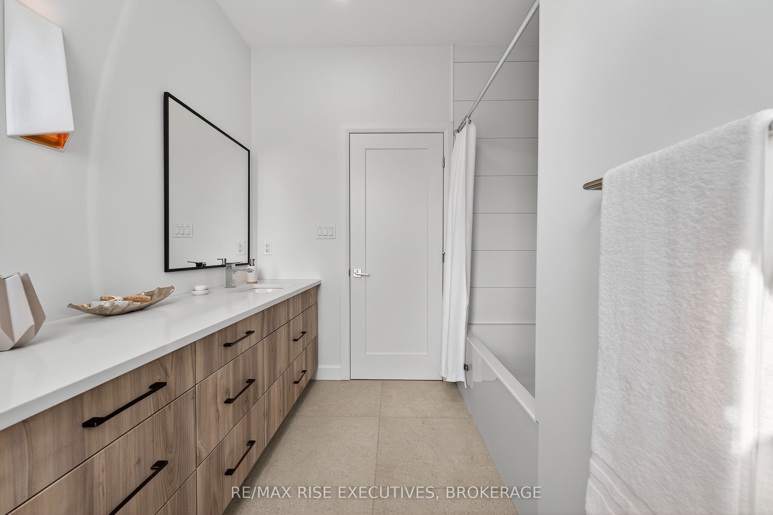 158 Summerside Drive Property Photo 33