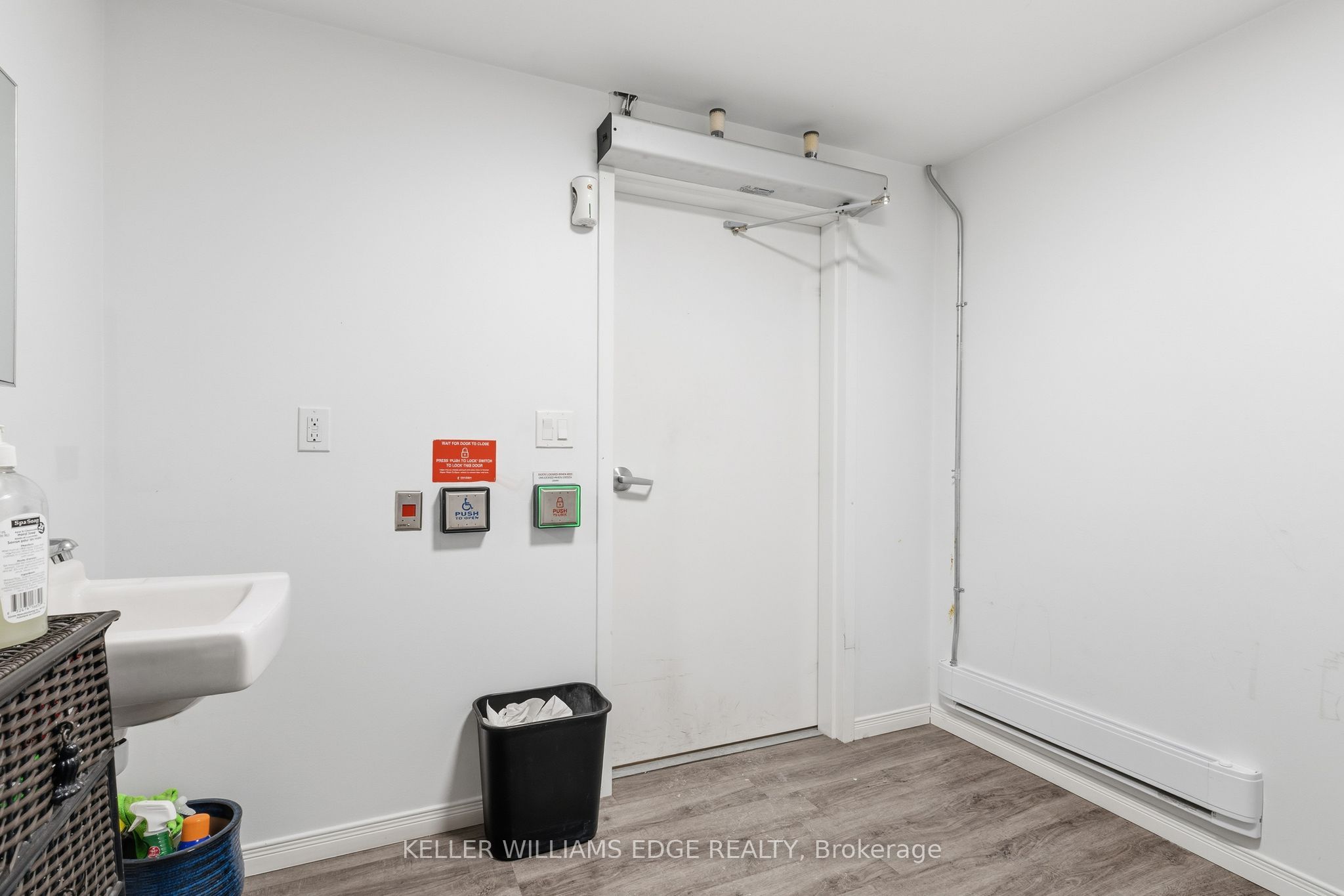 1096 Barton Street E Property Photo 23
