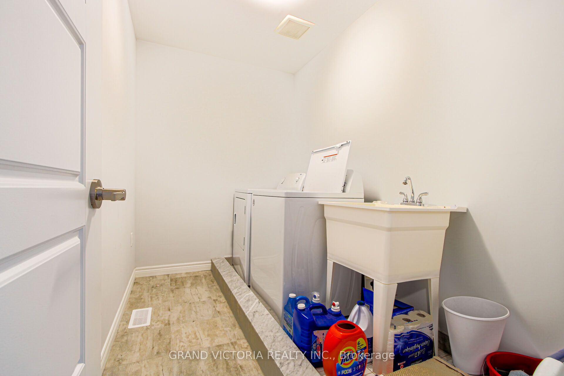 28 Zoe Lane Property Photo 13