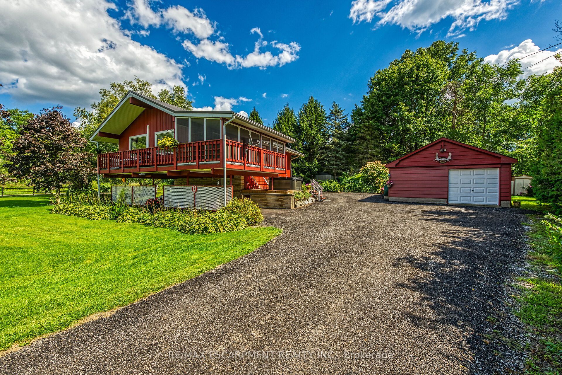 1686 Old Brock Street Property Photo 1