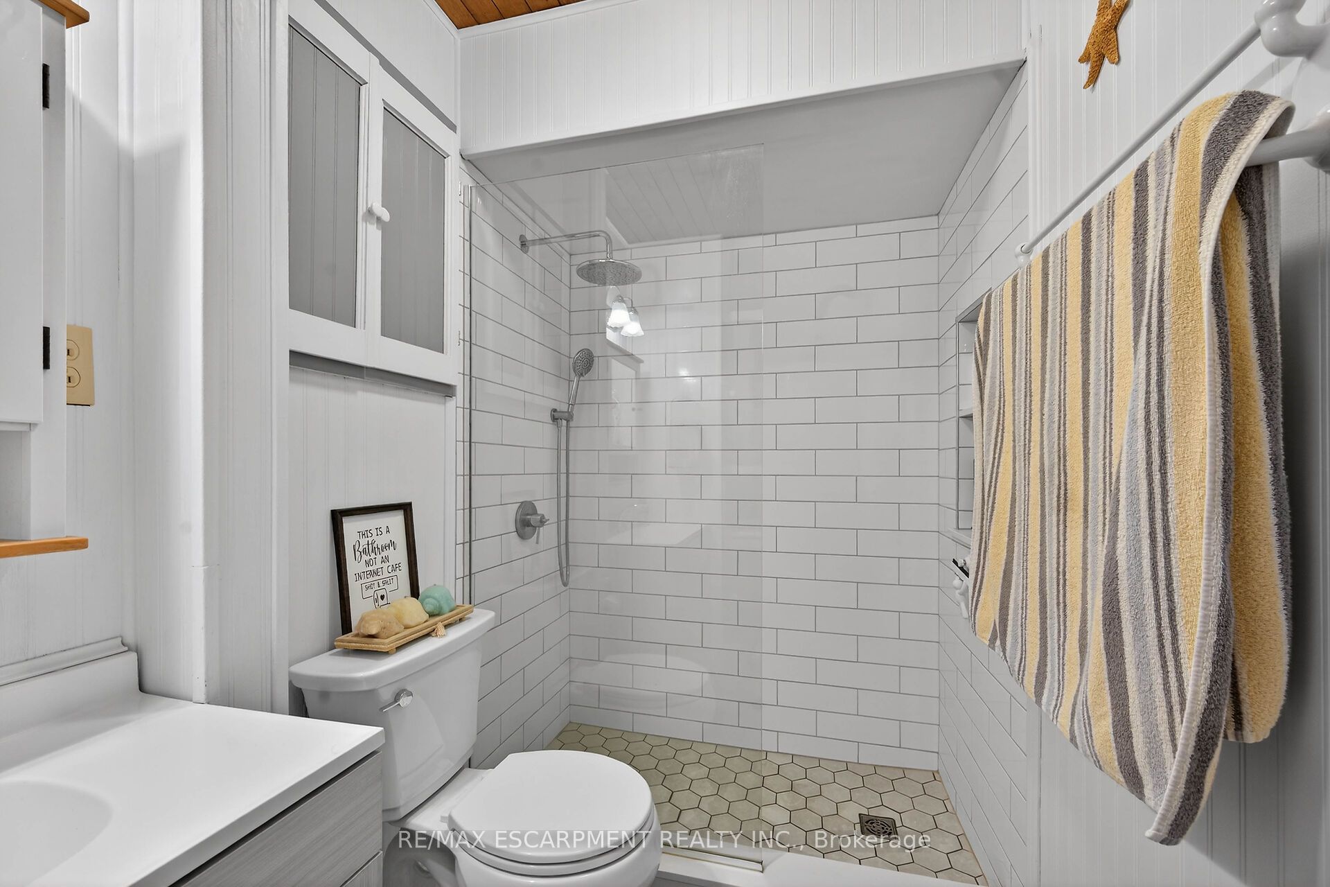 1686 Old Brock Street Property Photo 24