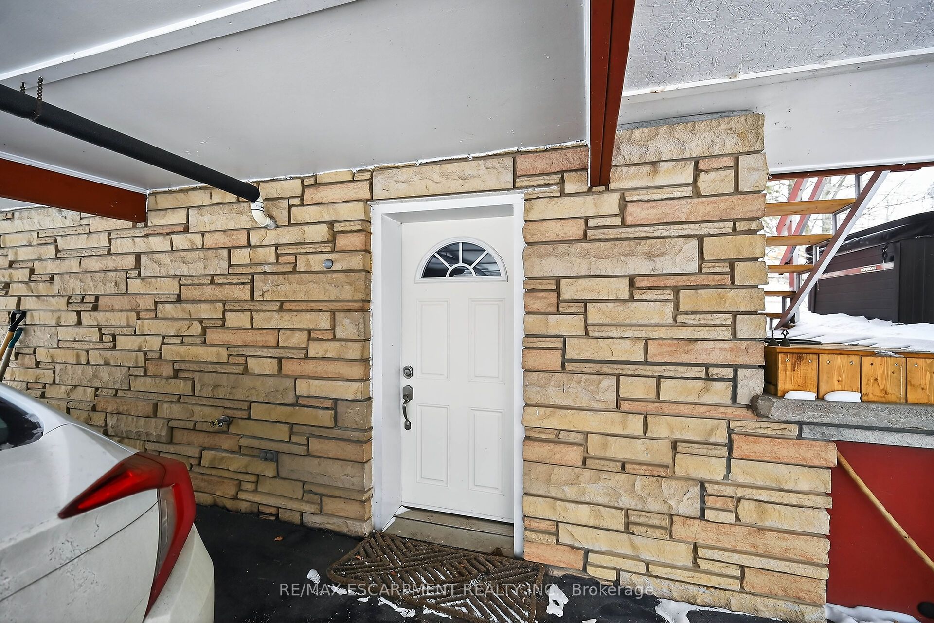 1686 Old Brock Street Property Photo 35