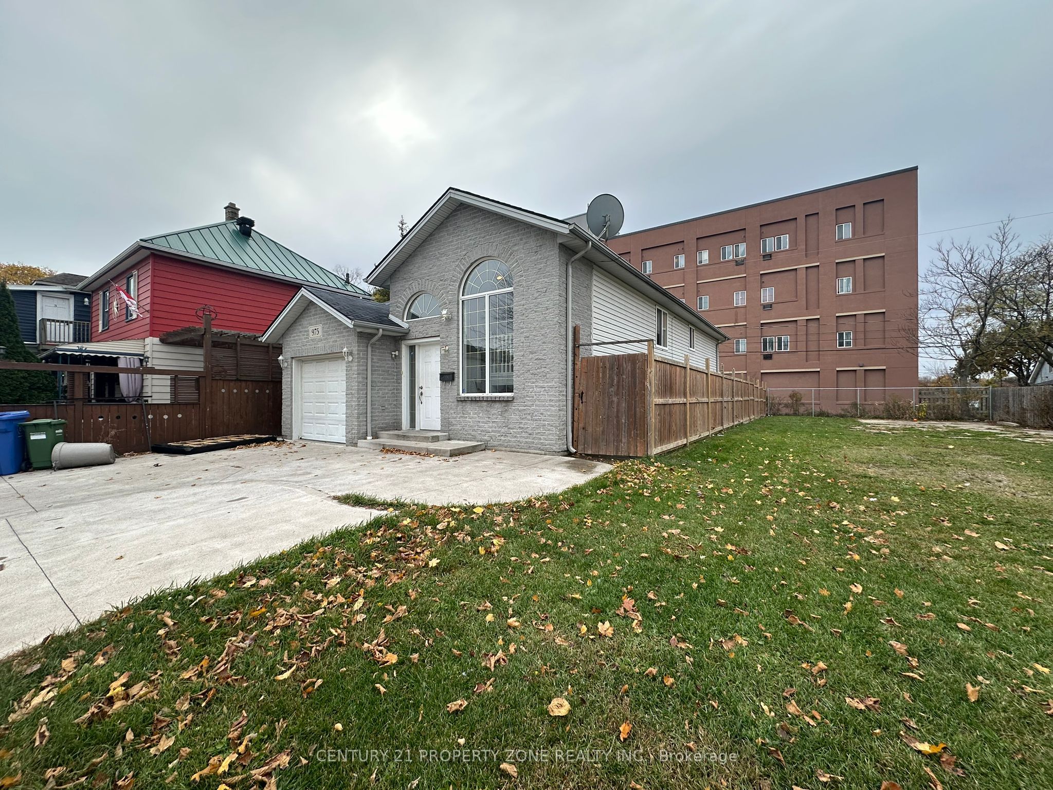 975 Albert Road Property Photo 2