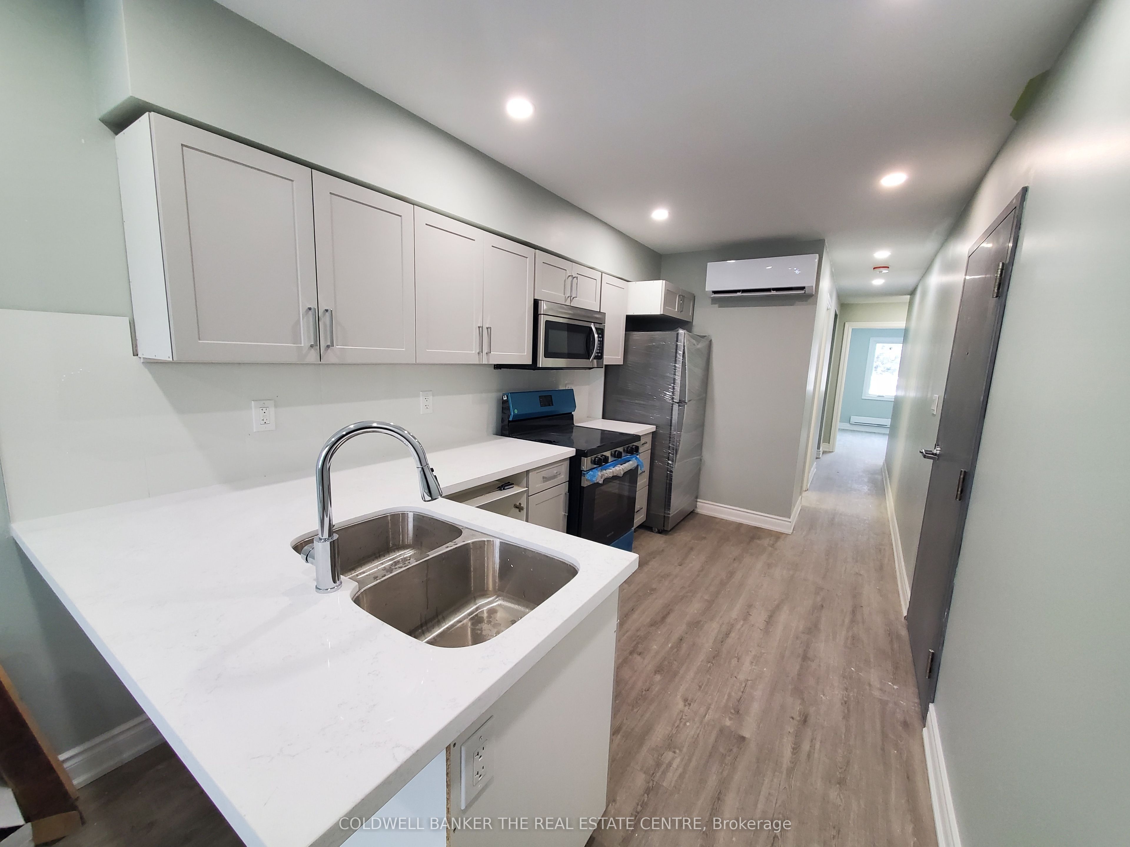 18 E King Street E 3 Property Photo 3