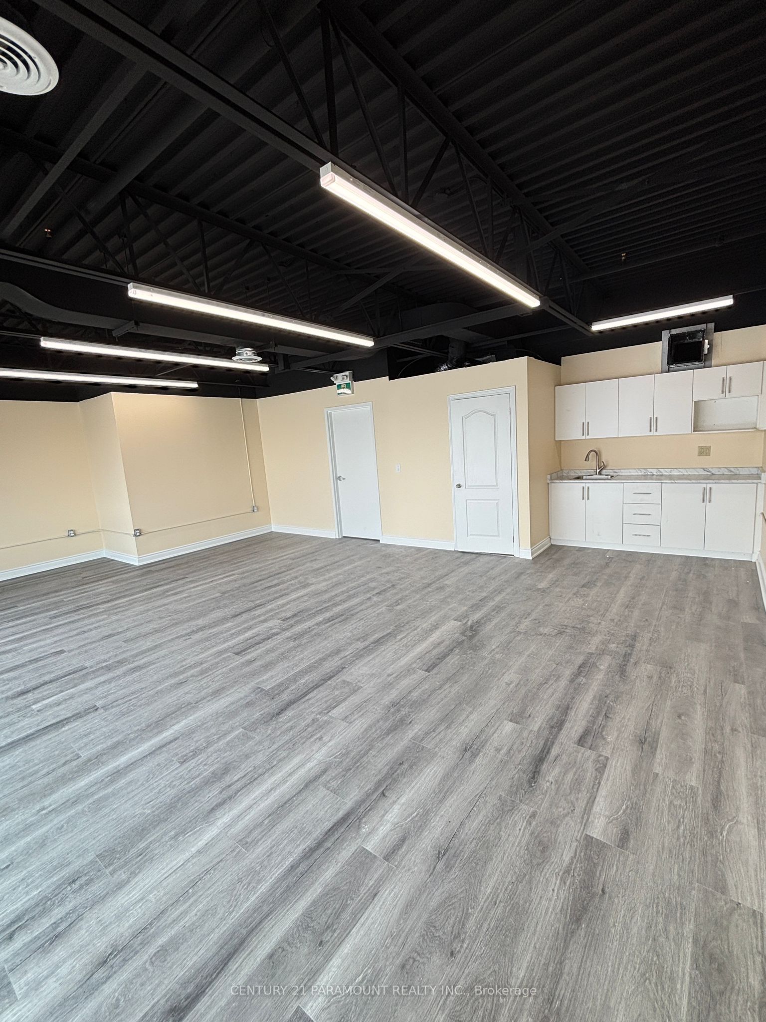 587 Hanlon Creek Boulevard 18 Property Photo 6