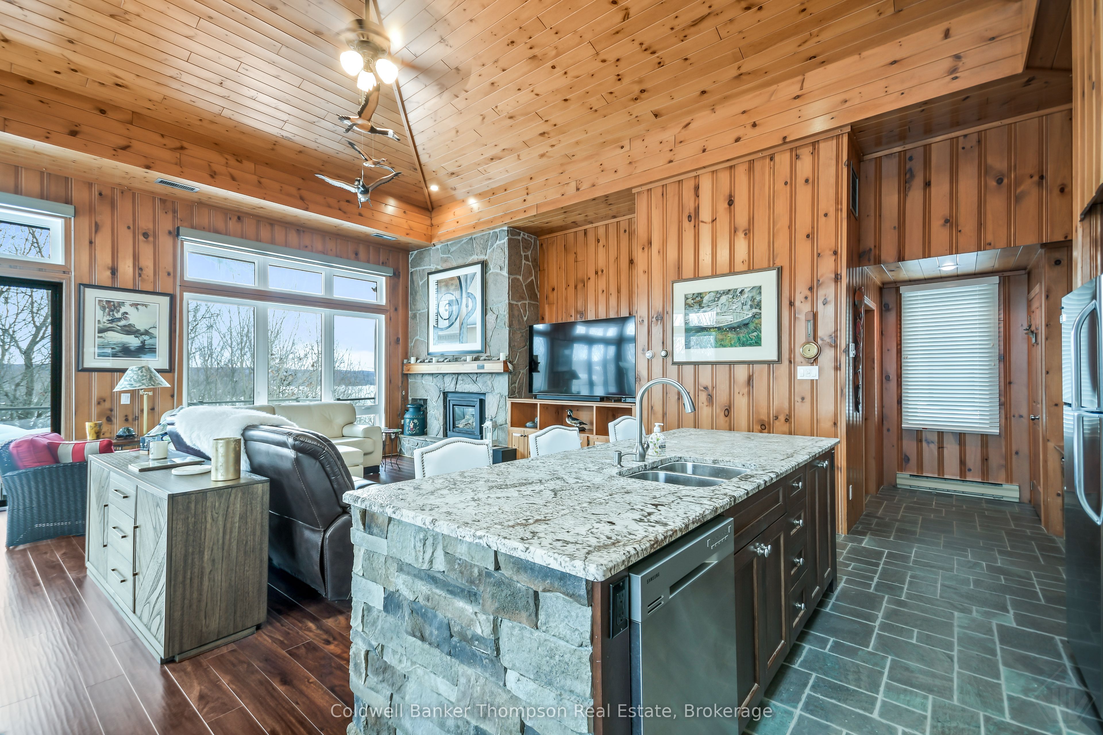 22-301 Oakridge Deerhurst Drive Property Photo 4