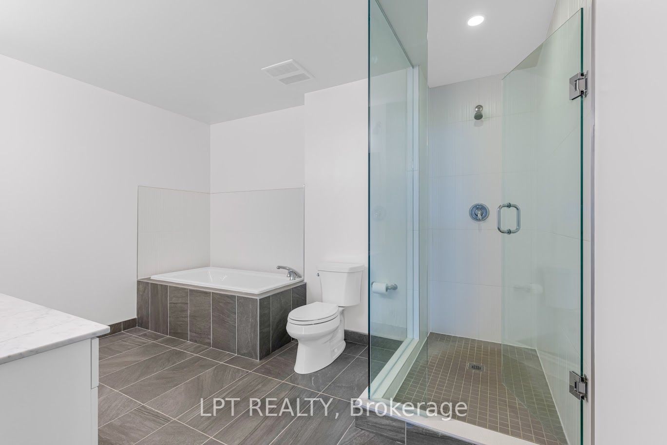 560 North Service Road N 901 Property Photo 10
