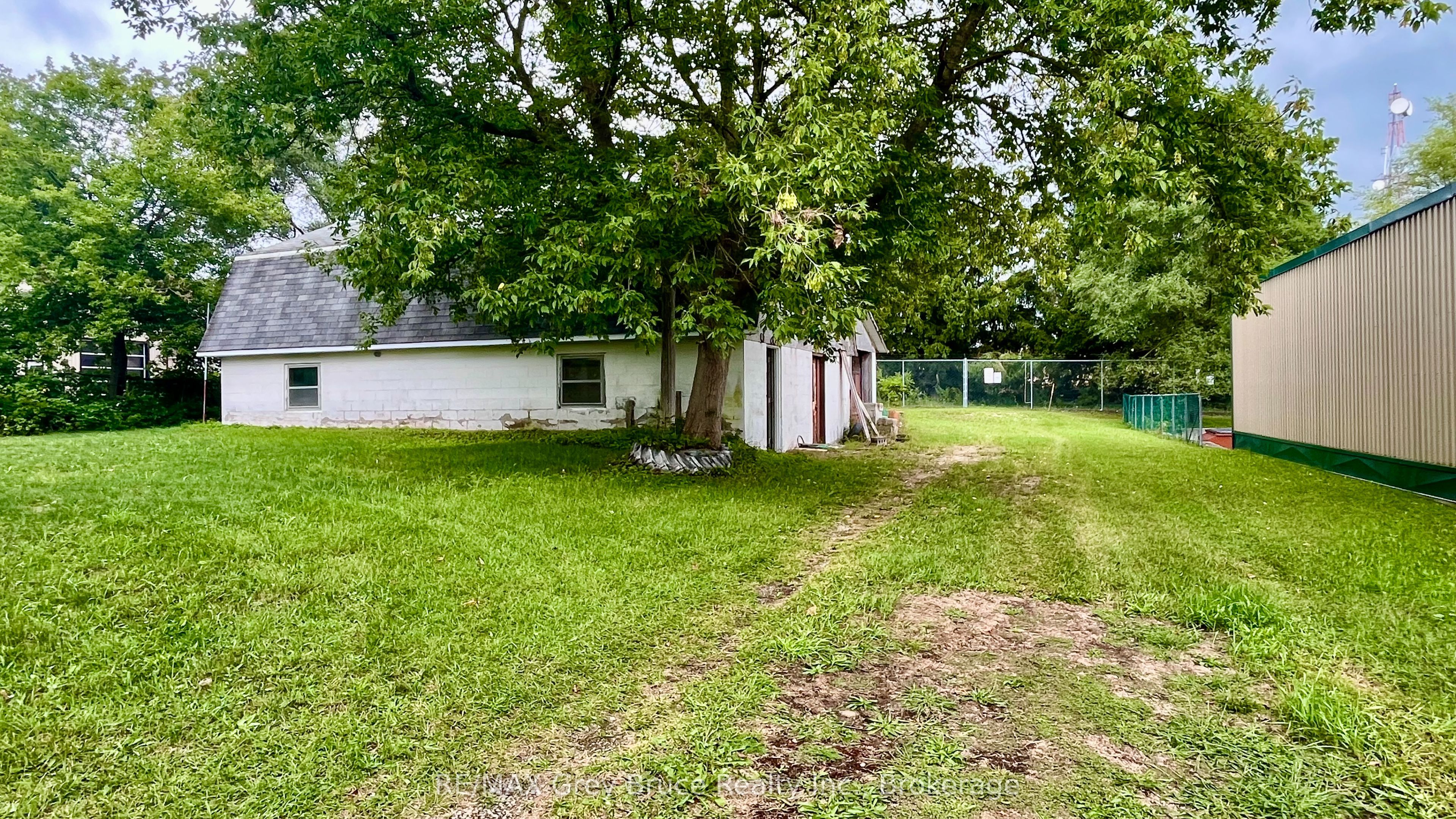 1069 7th Avenue Property Photo 3