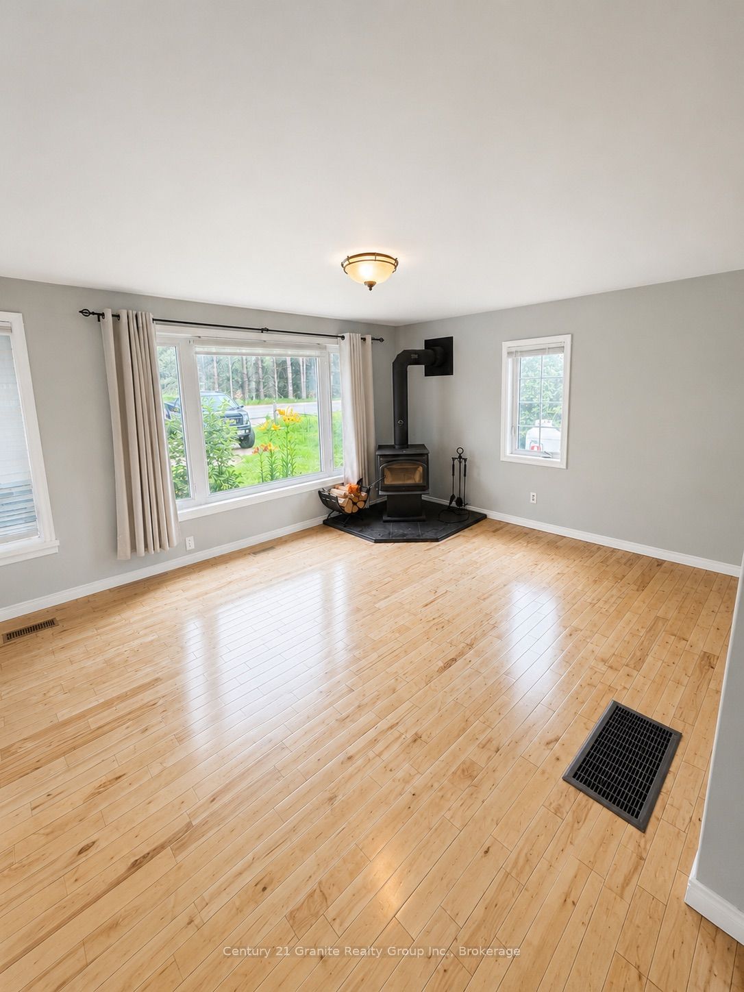1367 Detlor Road Property Photo 3