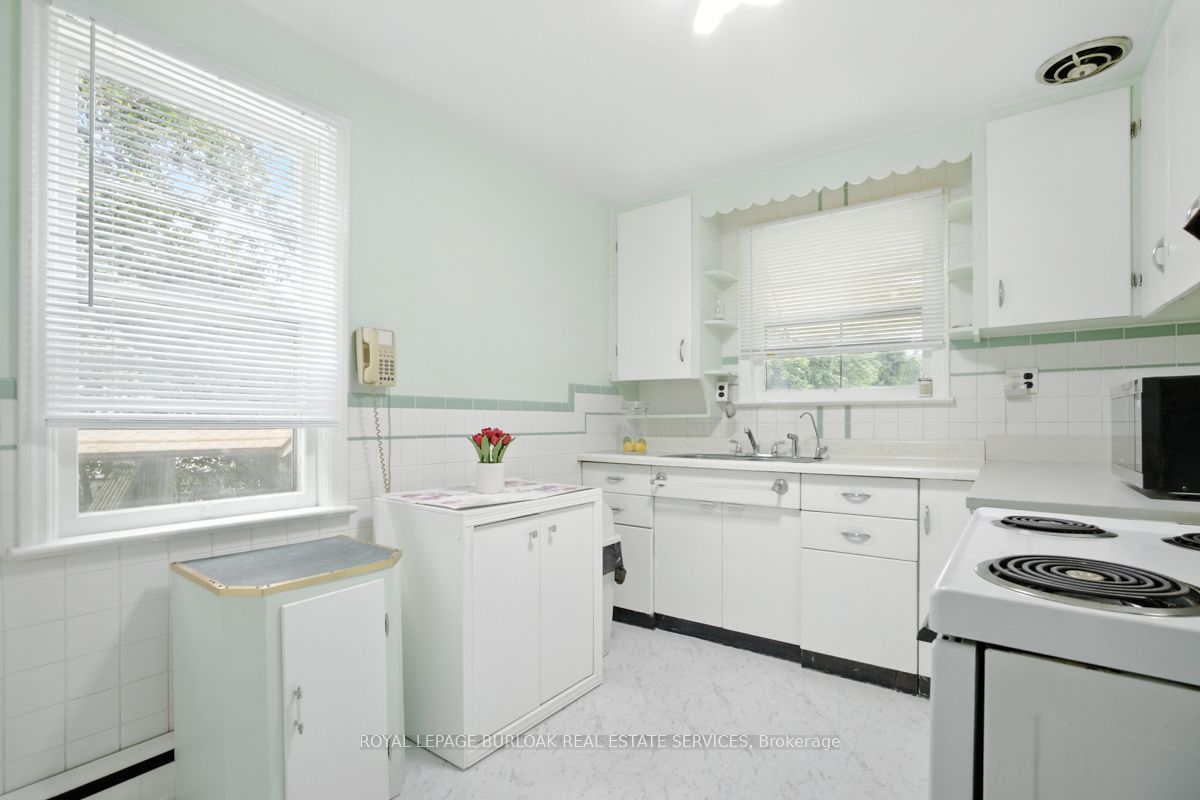 2718 Upper James Street Property Photo 6