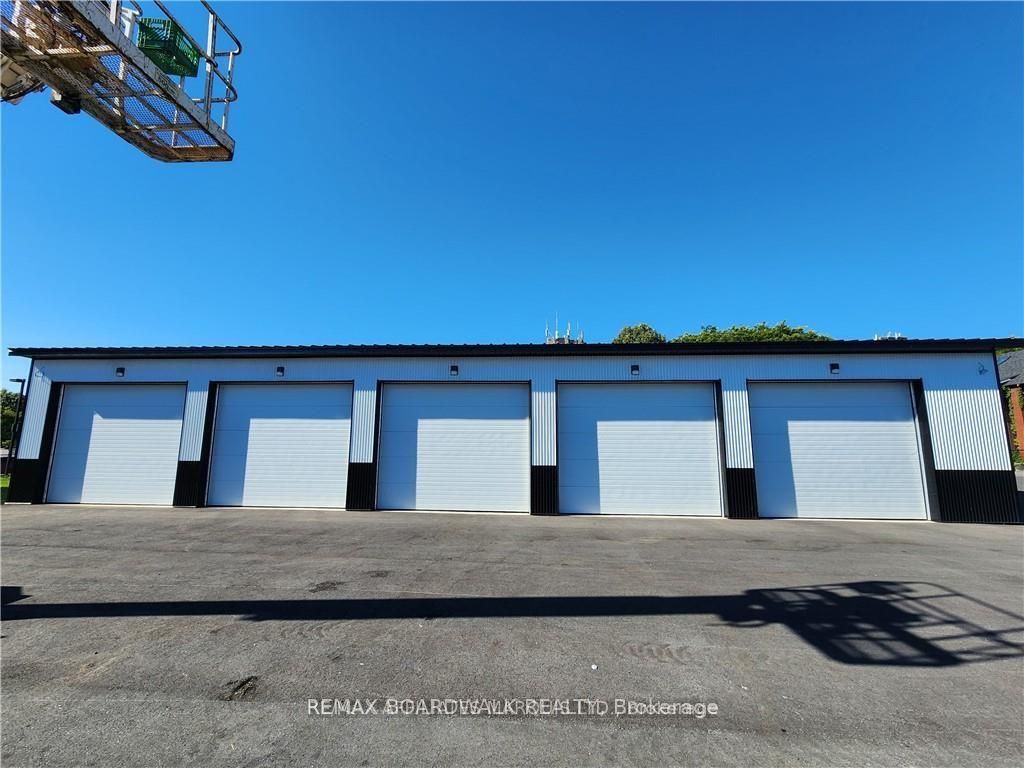 26 First (Garage) Street W Property Photo 1