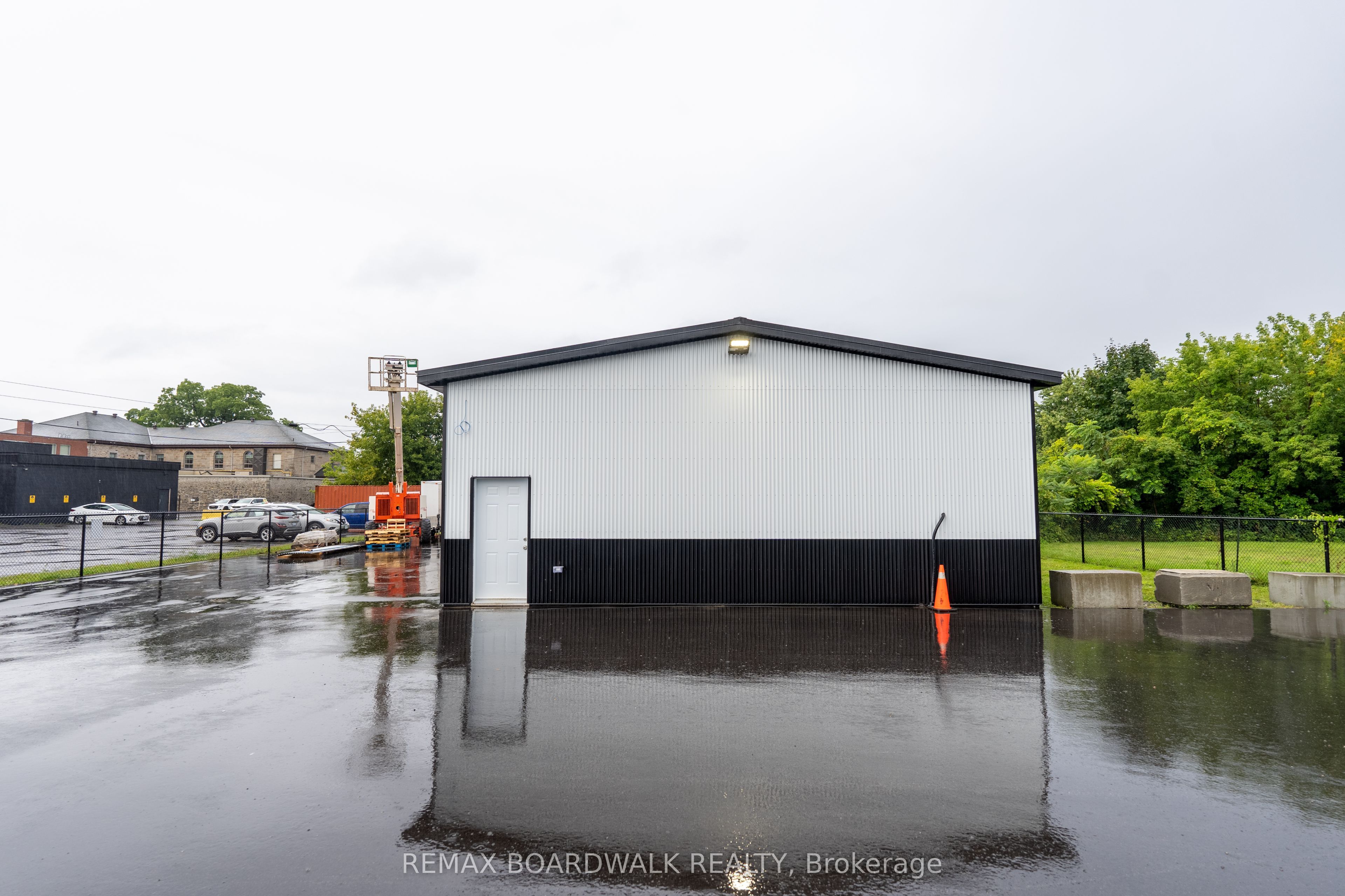 26 First (garage) Street W Property Photo 3