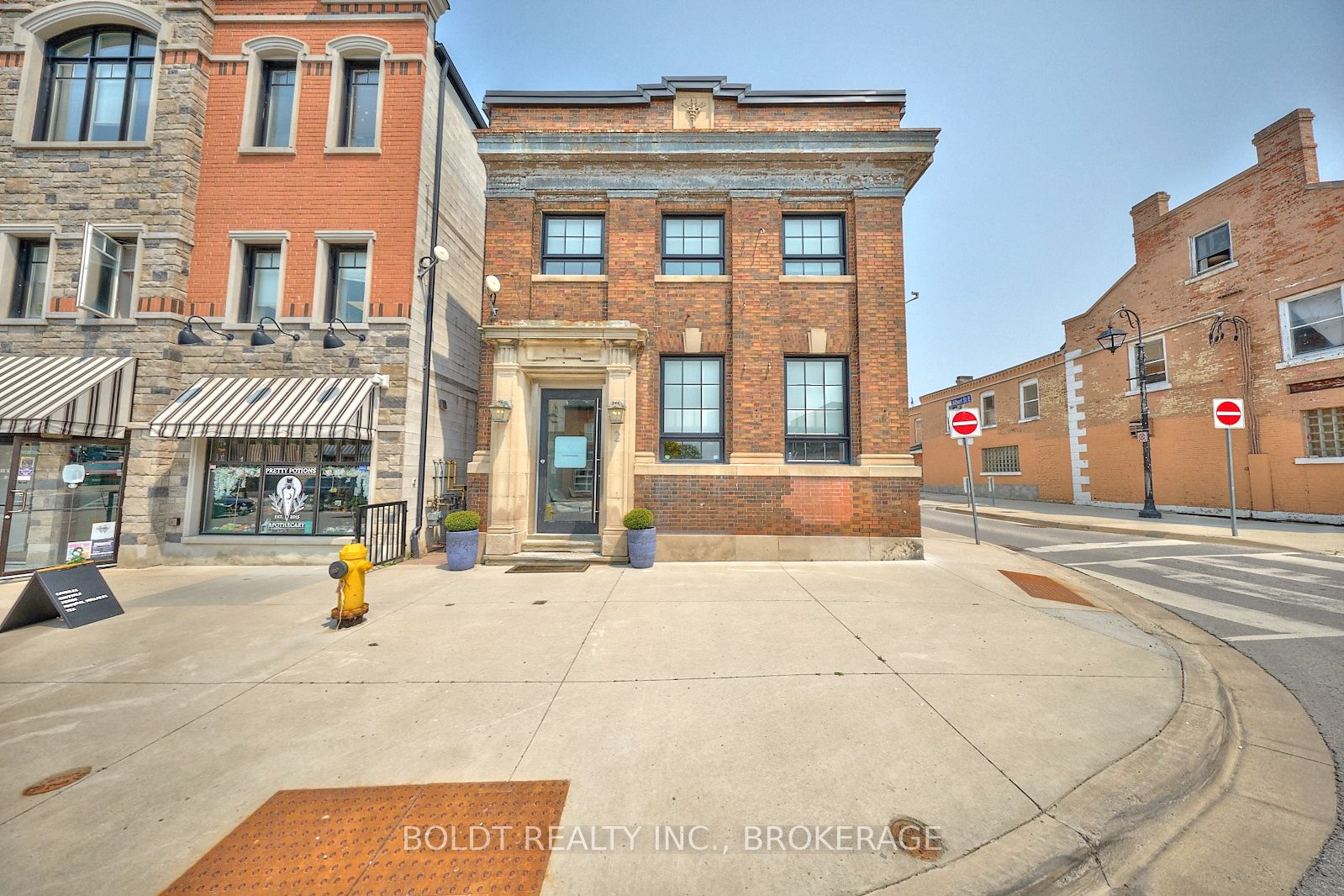 2 Front Street N Property Photo 1