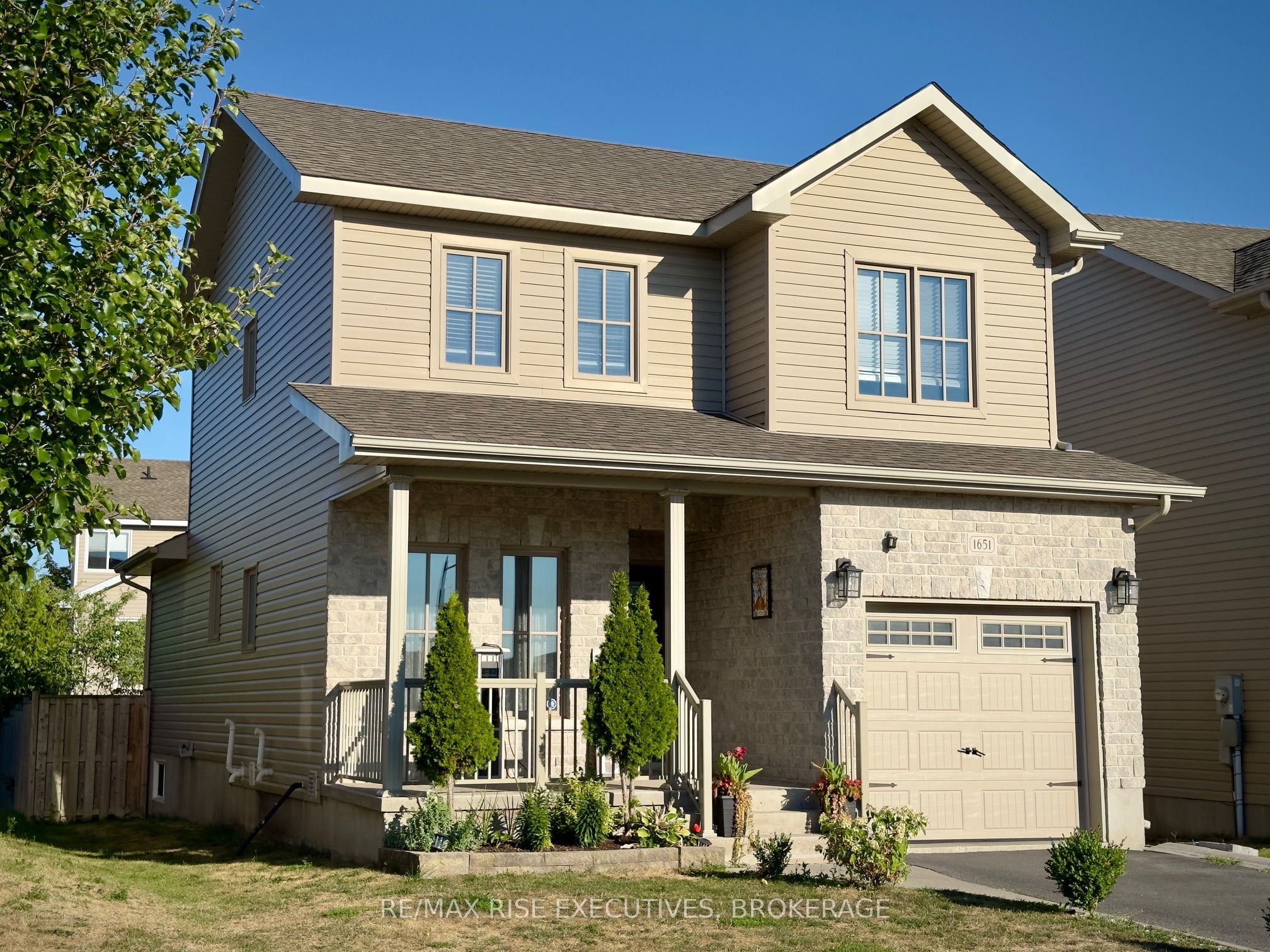 1651 Crimson Crescent Property Photo 1