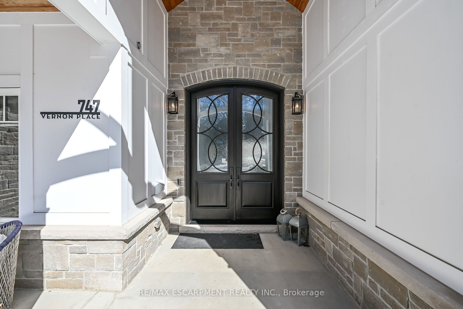 747 Vernon Place Property Photo 3